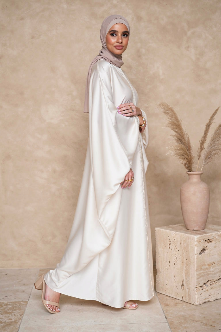 Robe longue satinée à manches papillon et dentelle — Emma - Style by Aliyah