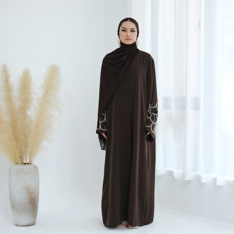 Kaftan Amira brun — vue de face, coupe longue fluide avec boutons