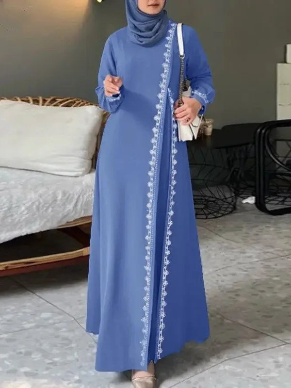 Robe Nour en dentelle — vue de face, manches longues, coupe ample et fluide