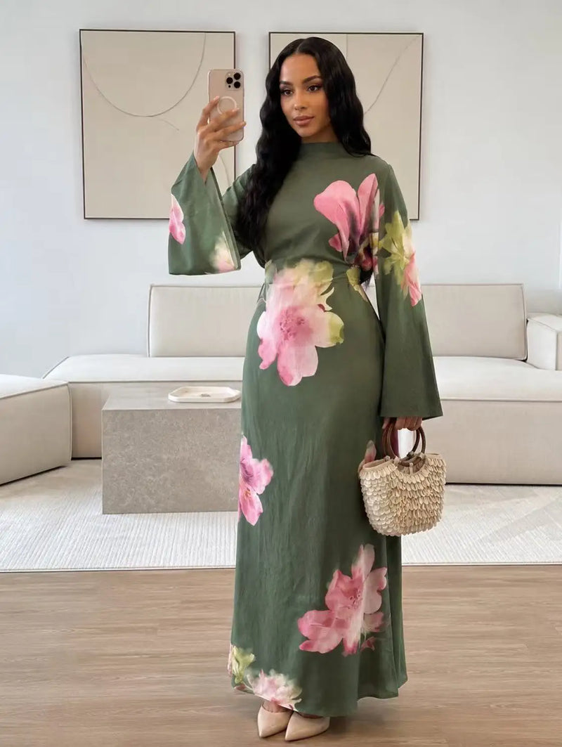 Robe Kenza fleurie — vue de face, coupe longue et ample avec ceinture