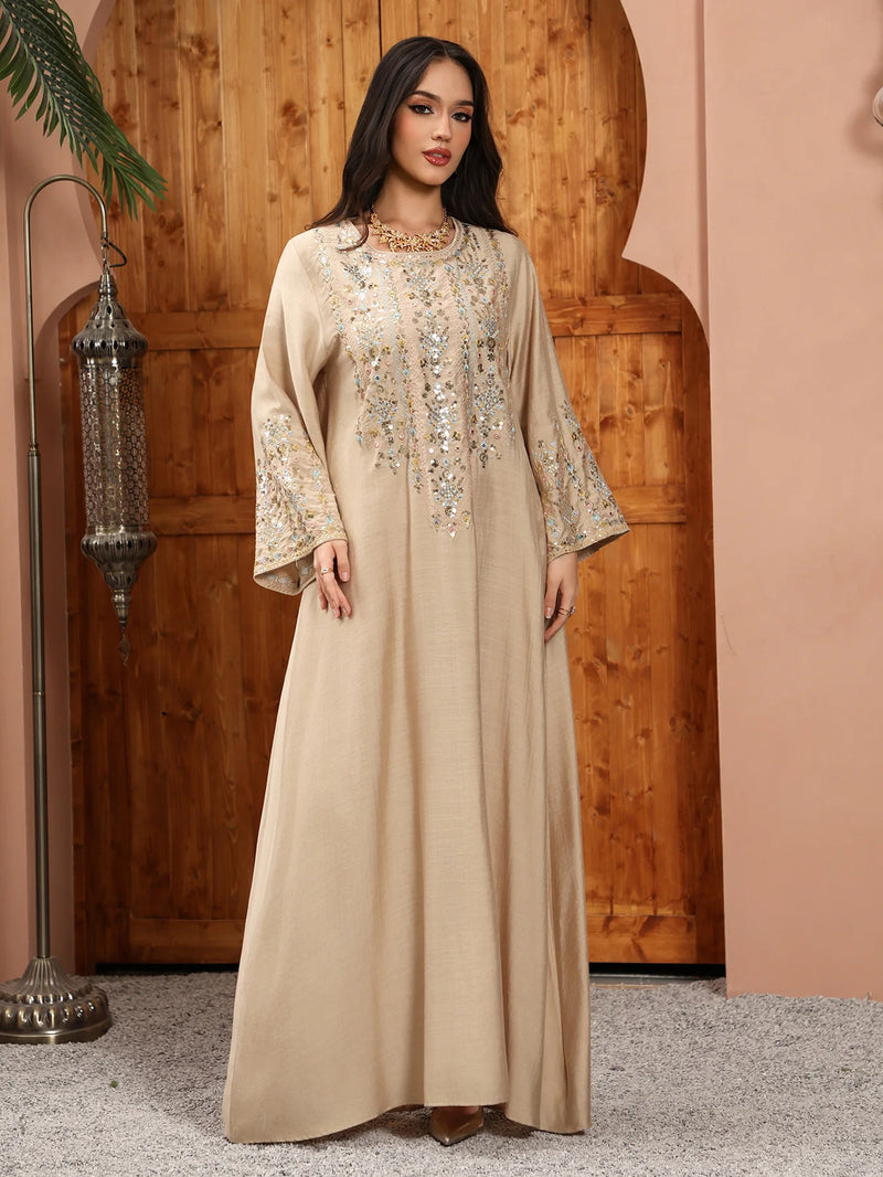 Robe longue Imane — vue de face, silhouette fluide et broderies délicates