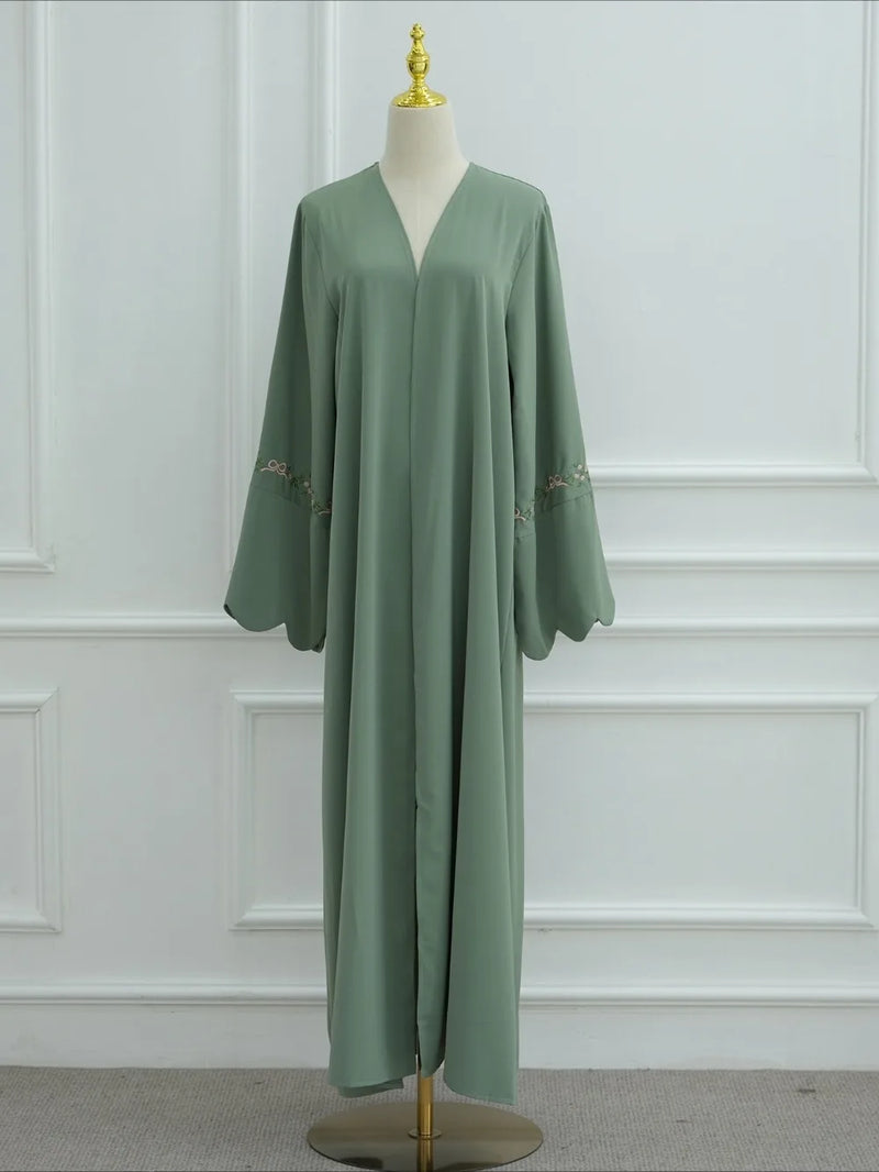 Robe longue Alya — vue de face, ouverture frontale et broderies sur le devant