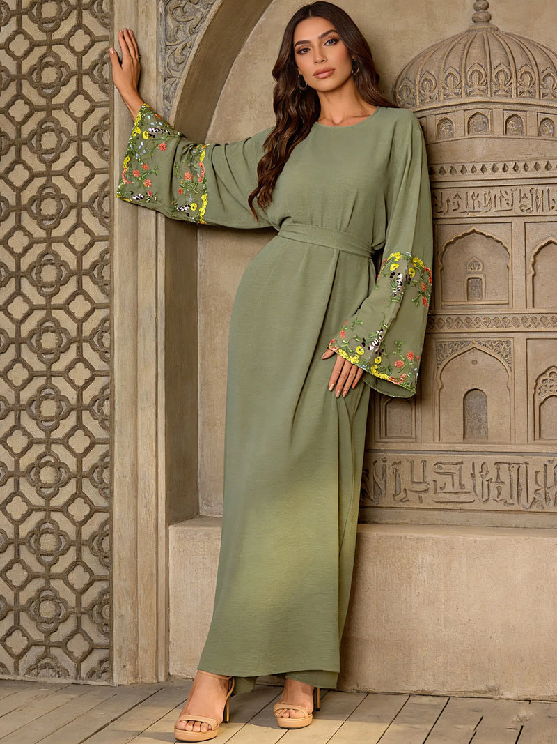 Robe longue Norah vert olive — vue de face, silhouette fluide et ample