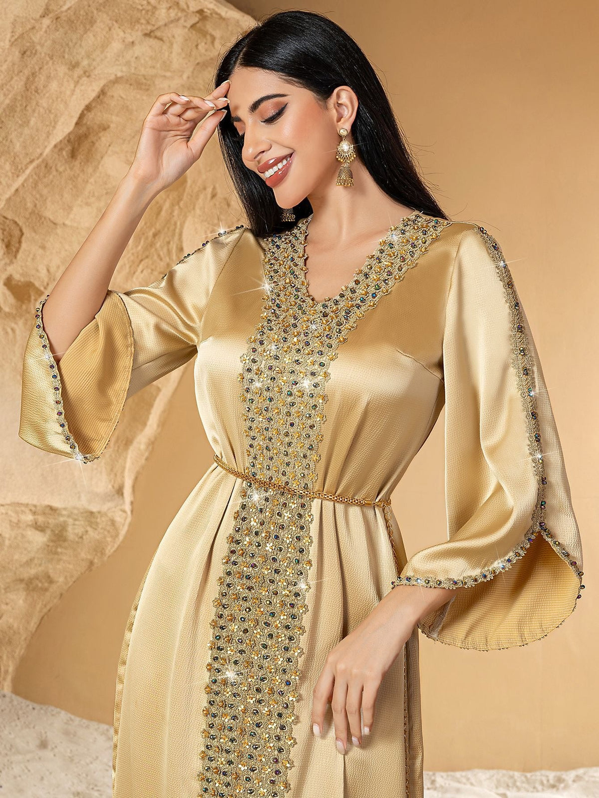 Robe longue brodée & ornée de perles – Zakia