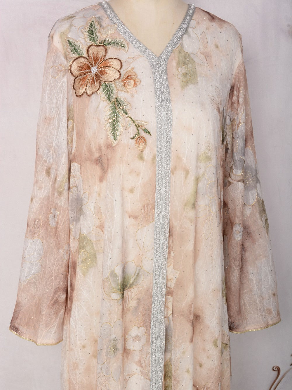 Kaftan fleuri brodé & perlé, coupe fluide — Juliette