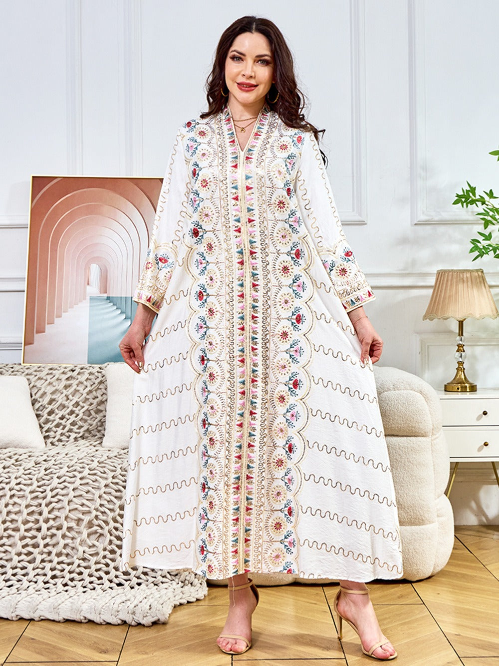 Kaftan brodé à encolure en V — Jihane