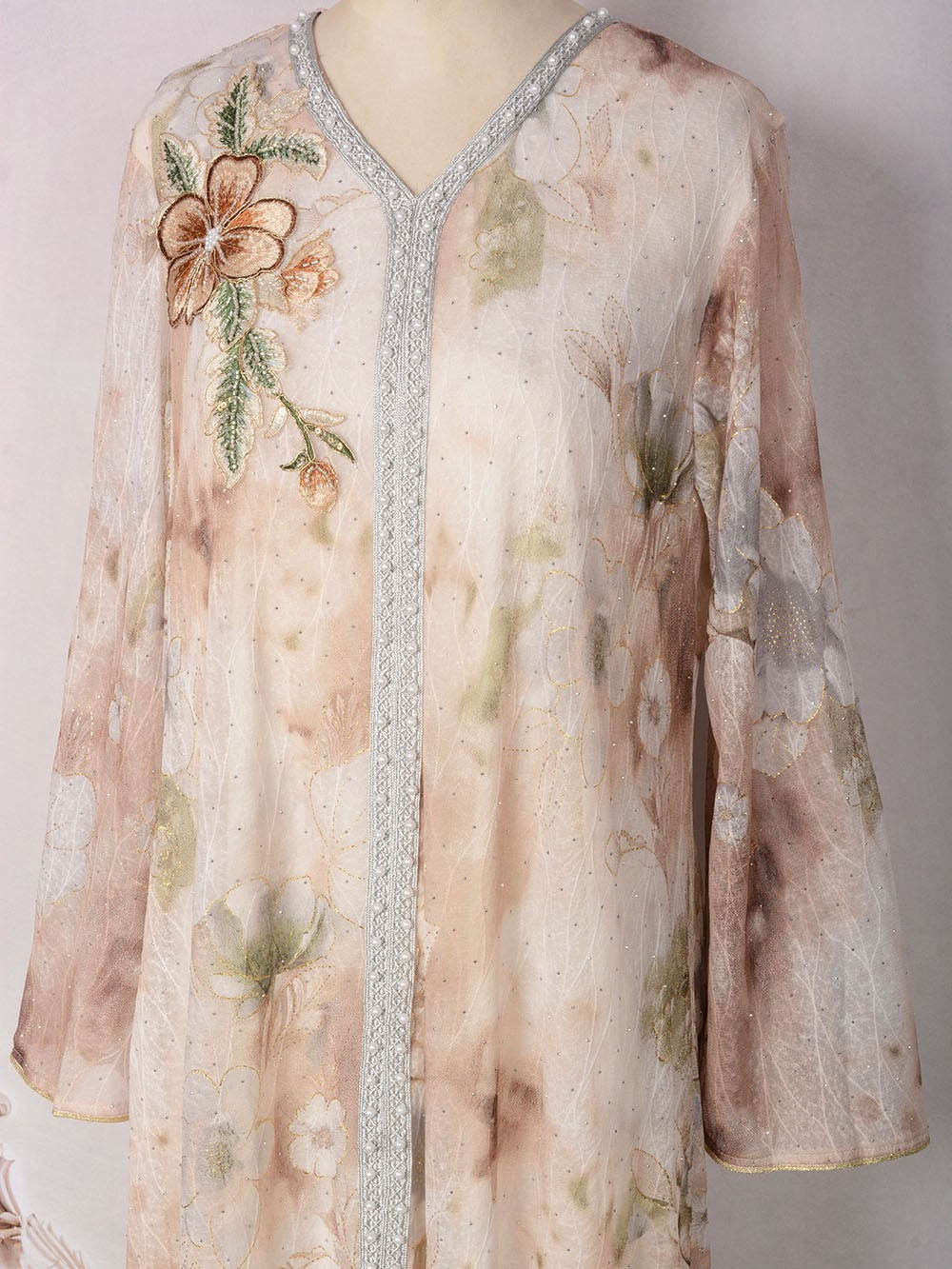 Kaftan fleuri brodé & perlé, coupe fluide — Juliette