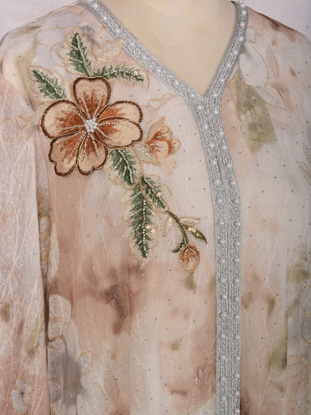 Kaftan fleuri brodé & perlé, coupe fluide — Juliette