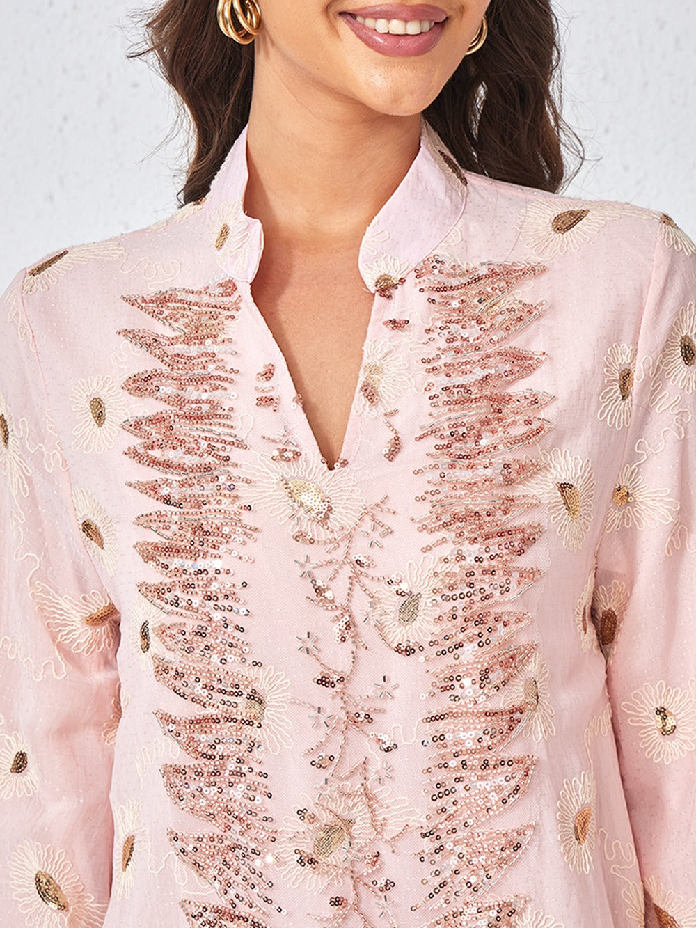 Kaftan brodé à sequins rose poudré — Chahinez