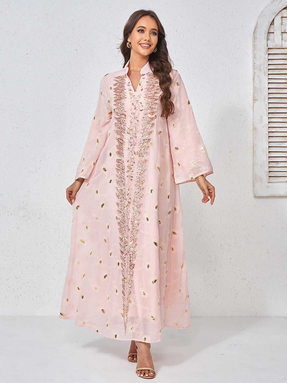 Kaftan brodé à sequins rose poudré — Chahinez