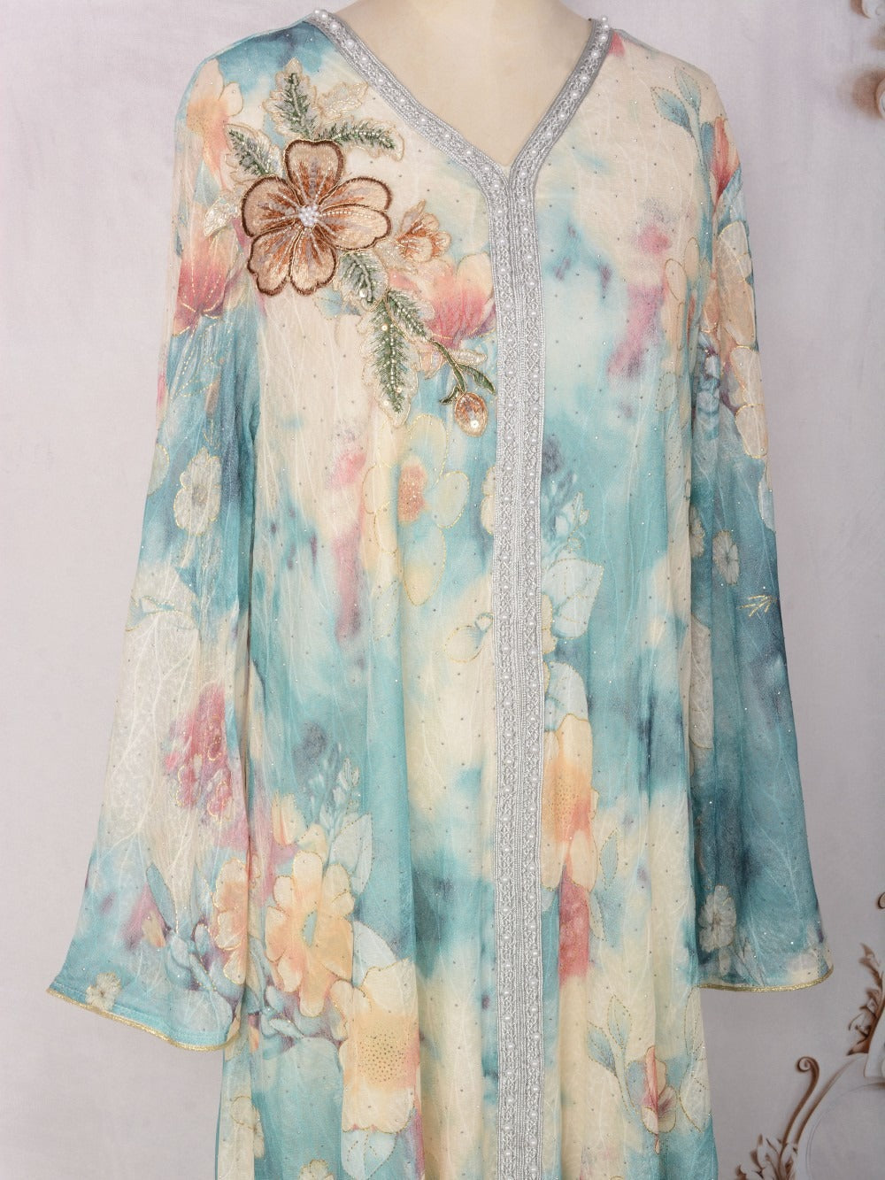 Kaftan fleuri brodé & perlé, coupe fluide — Juliette