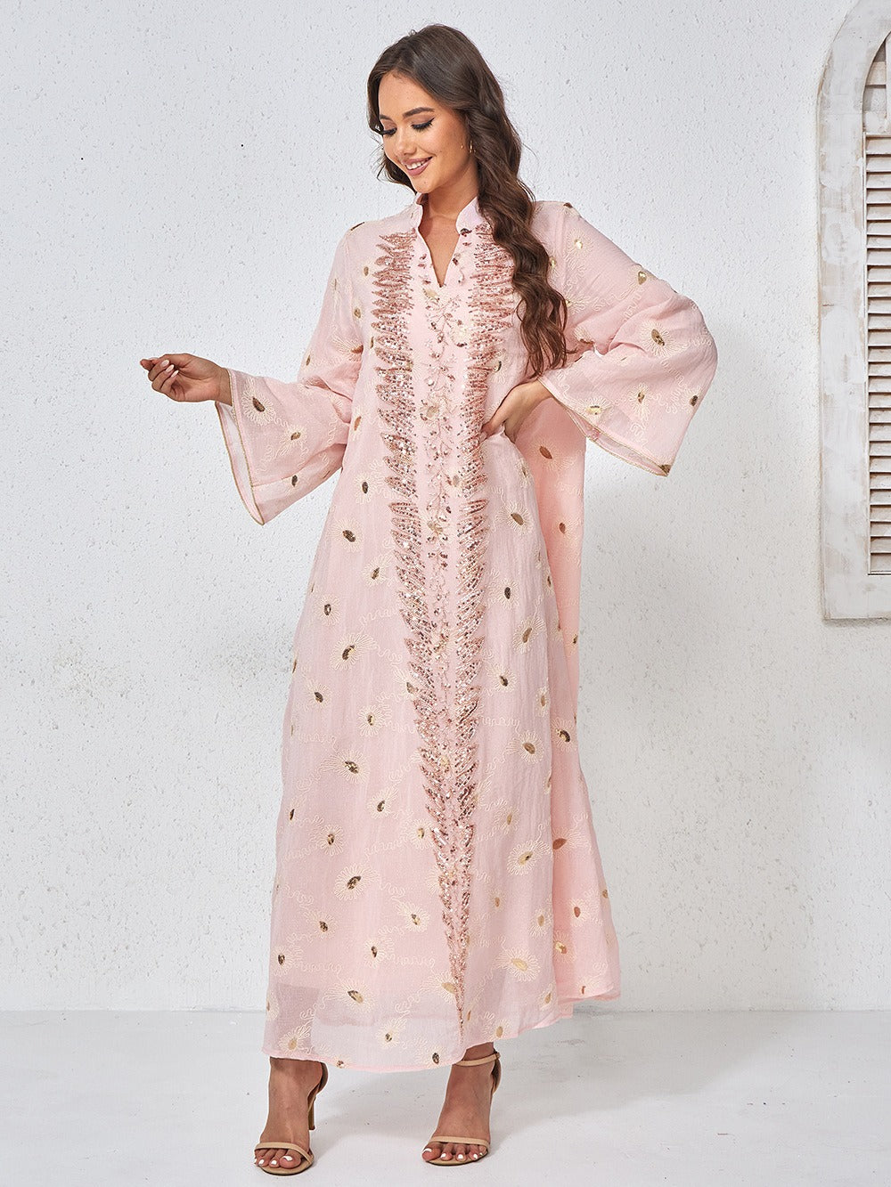 Kaftan brodé à sequins rose poudré — Chahinez