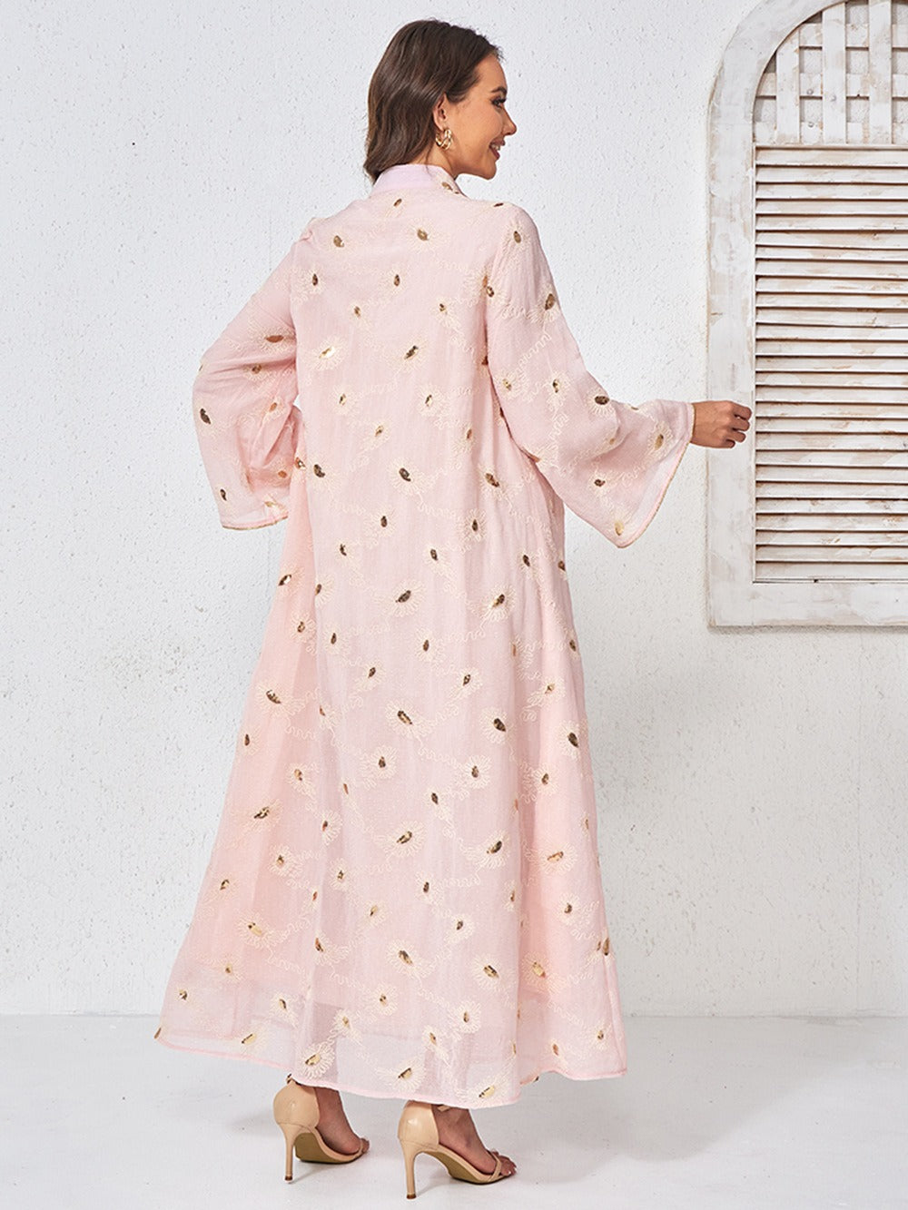 Kaftan brodé à sequins rose poudré — Chahinez