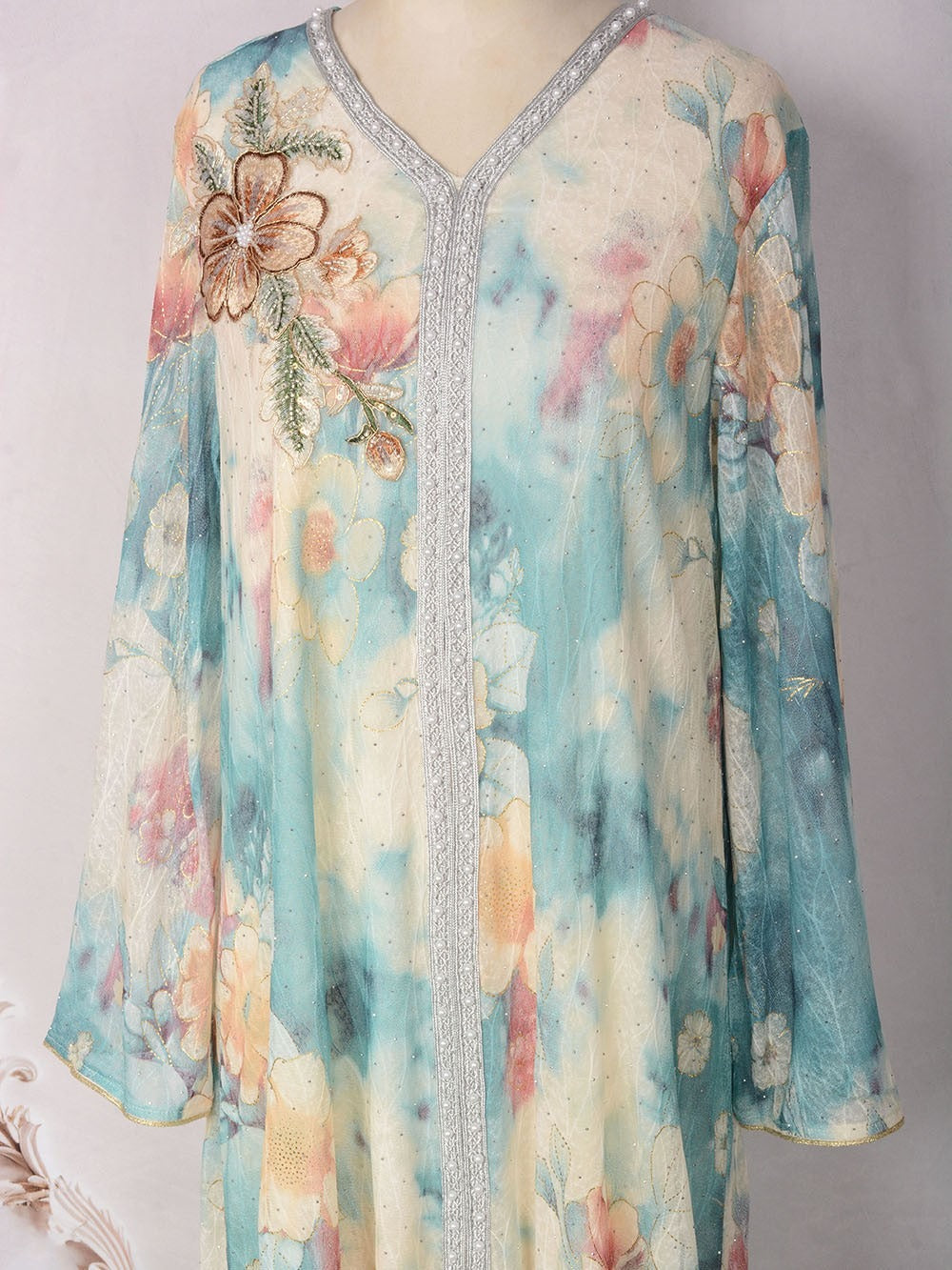 Kaftan fleuri brodé & perlé, coupe fluide — Juliette