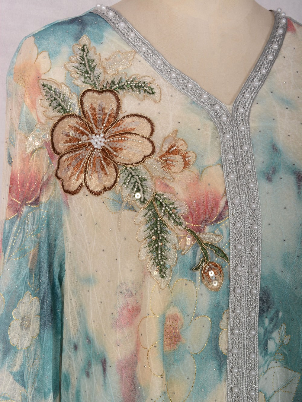 Kaftan fleuri brodé & perlé, coupe fluide — Juliette