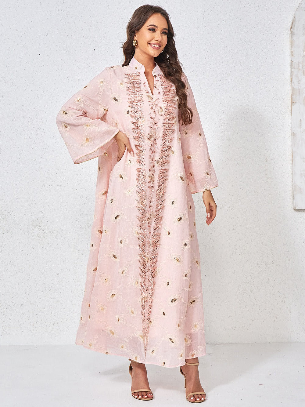 Kaftan brodé à sequins rose poudré — Chahinez