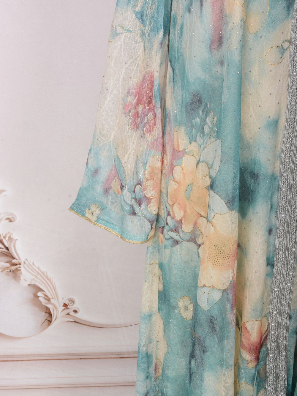 Kaftan fleuri brodé & perlé, coupe fluide — Juliette
