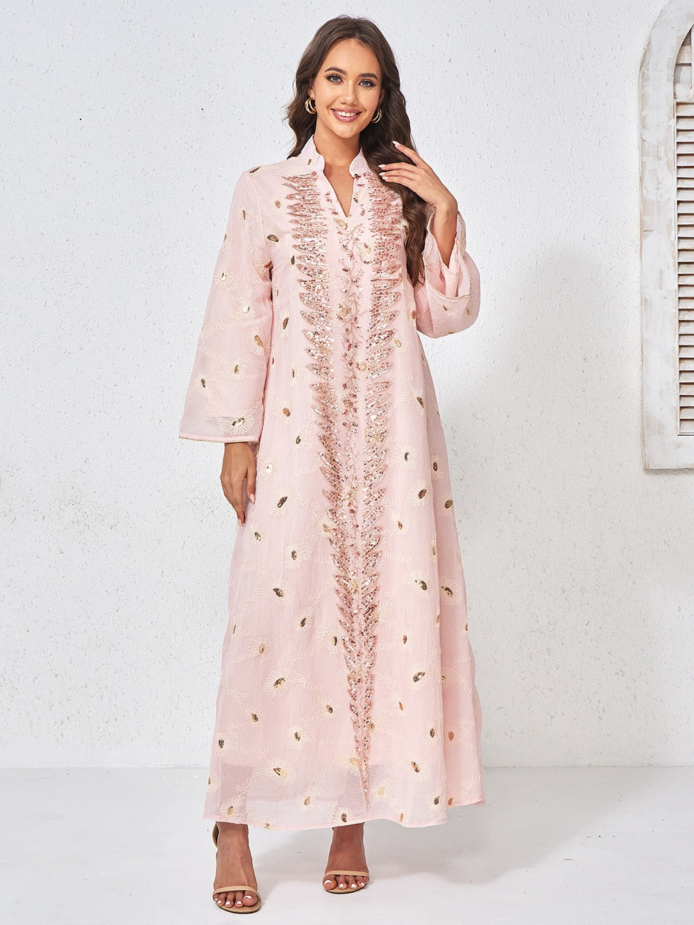Kaftan brodé à sequins rose poudré — Chahinez