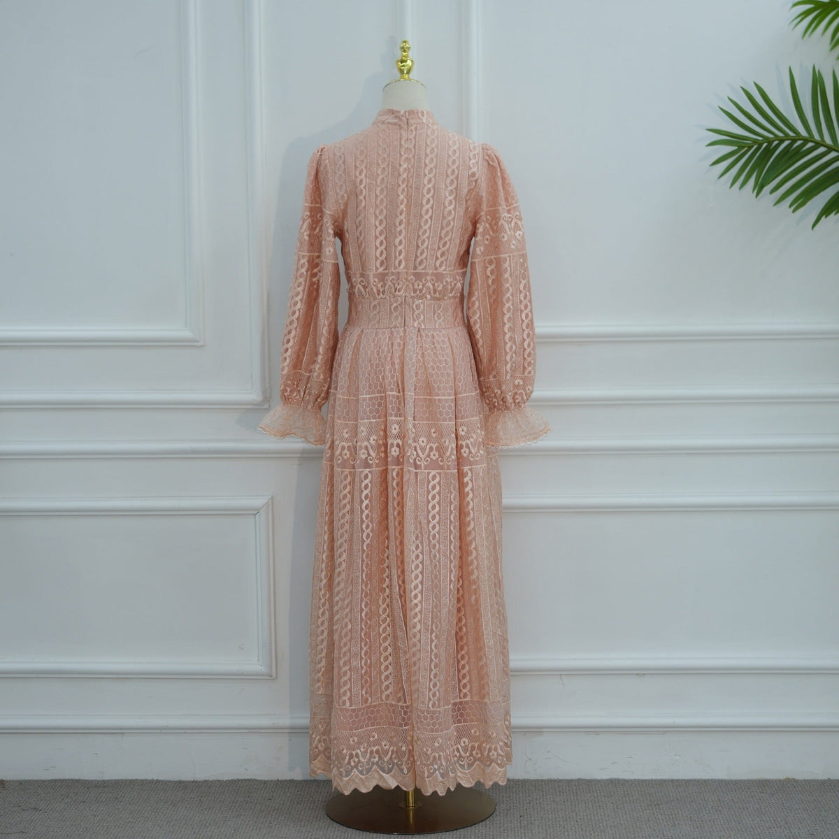Robe longue en dentelle brodée, col montant — Lydia