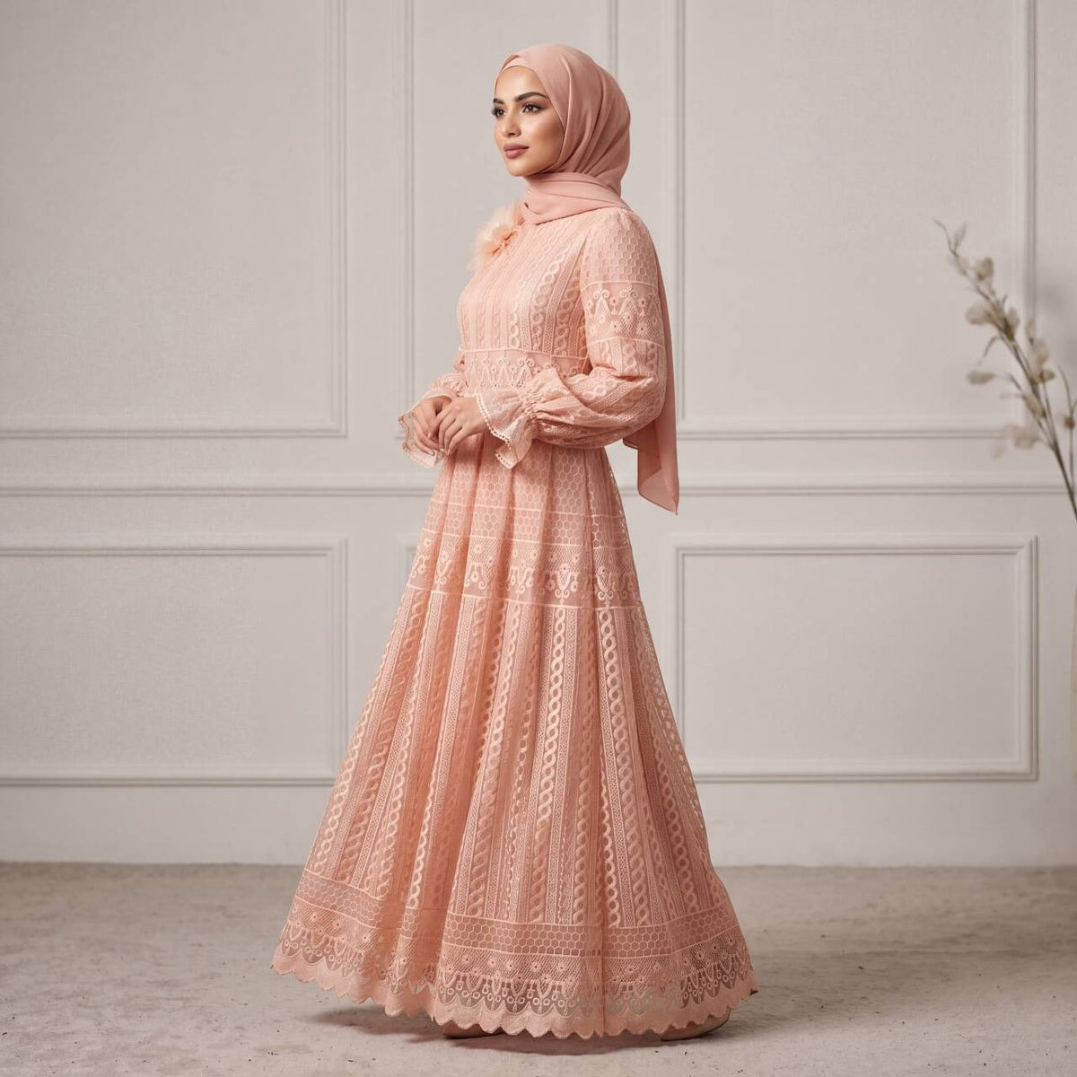 Robe longue en dentelle brodée, col montant — Lydia