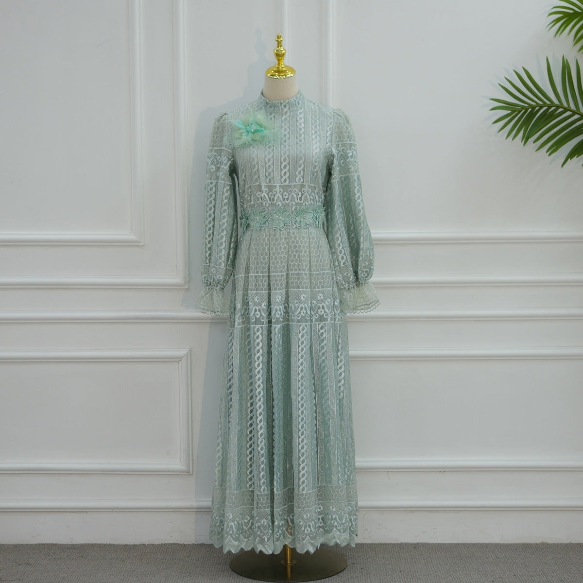 Robe longue en dentelle brodée, col montant — Lydia