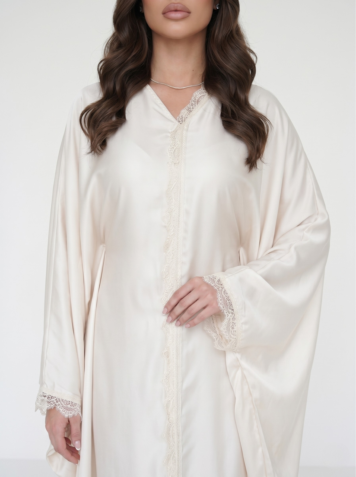 Robe longue satinée à manches papillon et dentelle — Emma