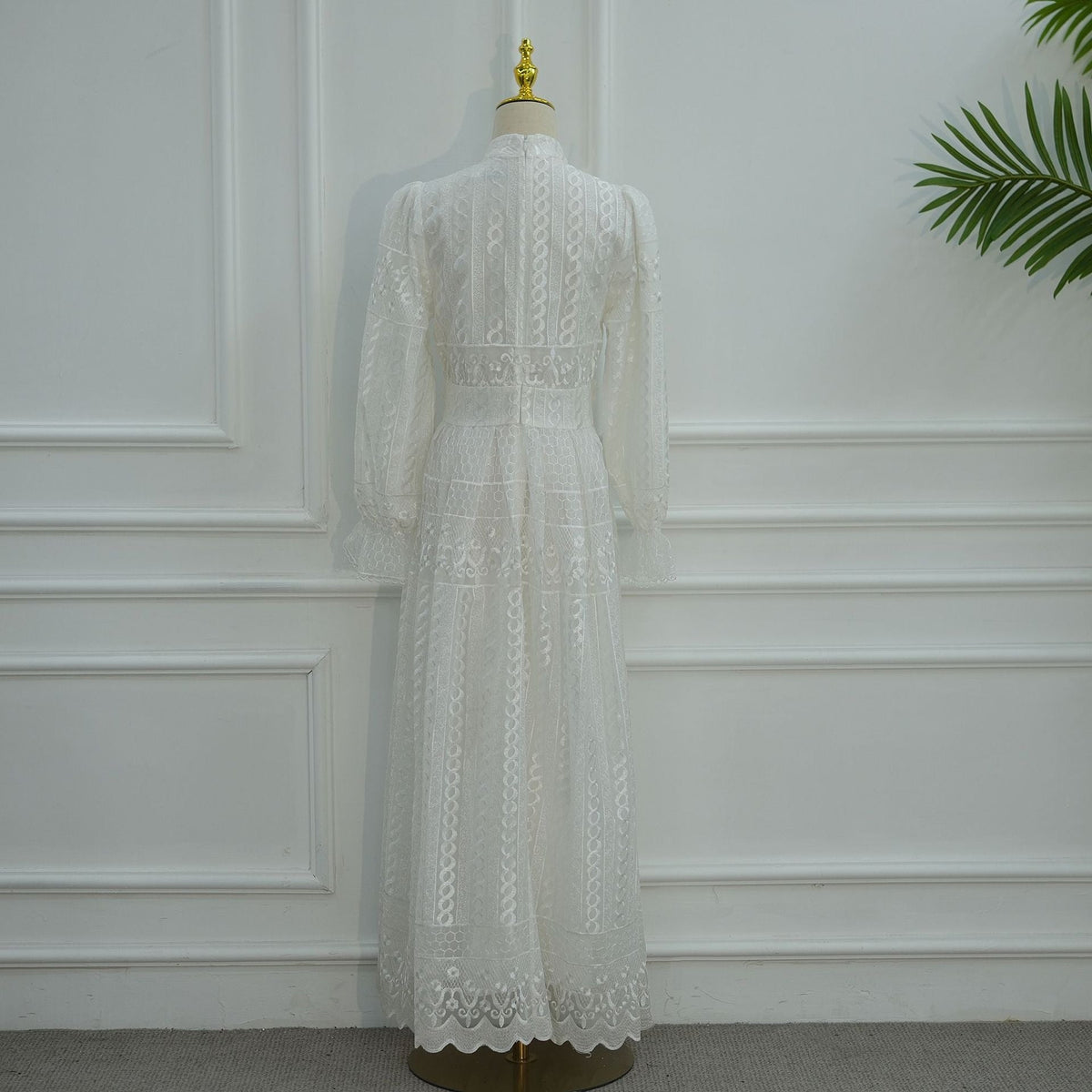 Robe longue en dentelle brodée, col montant — Lydia