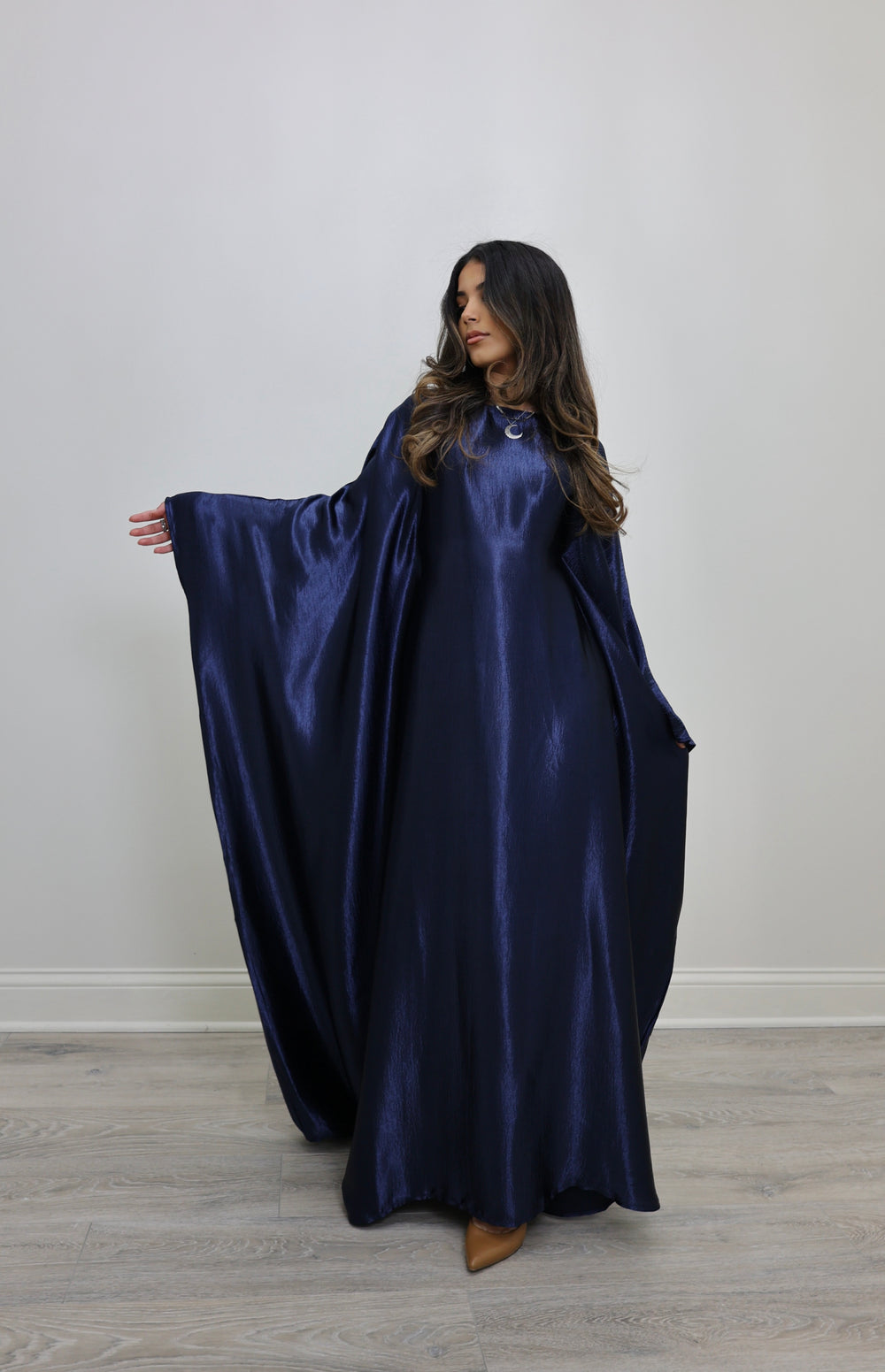 Robe longue satinée manches papillon — Sophie