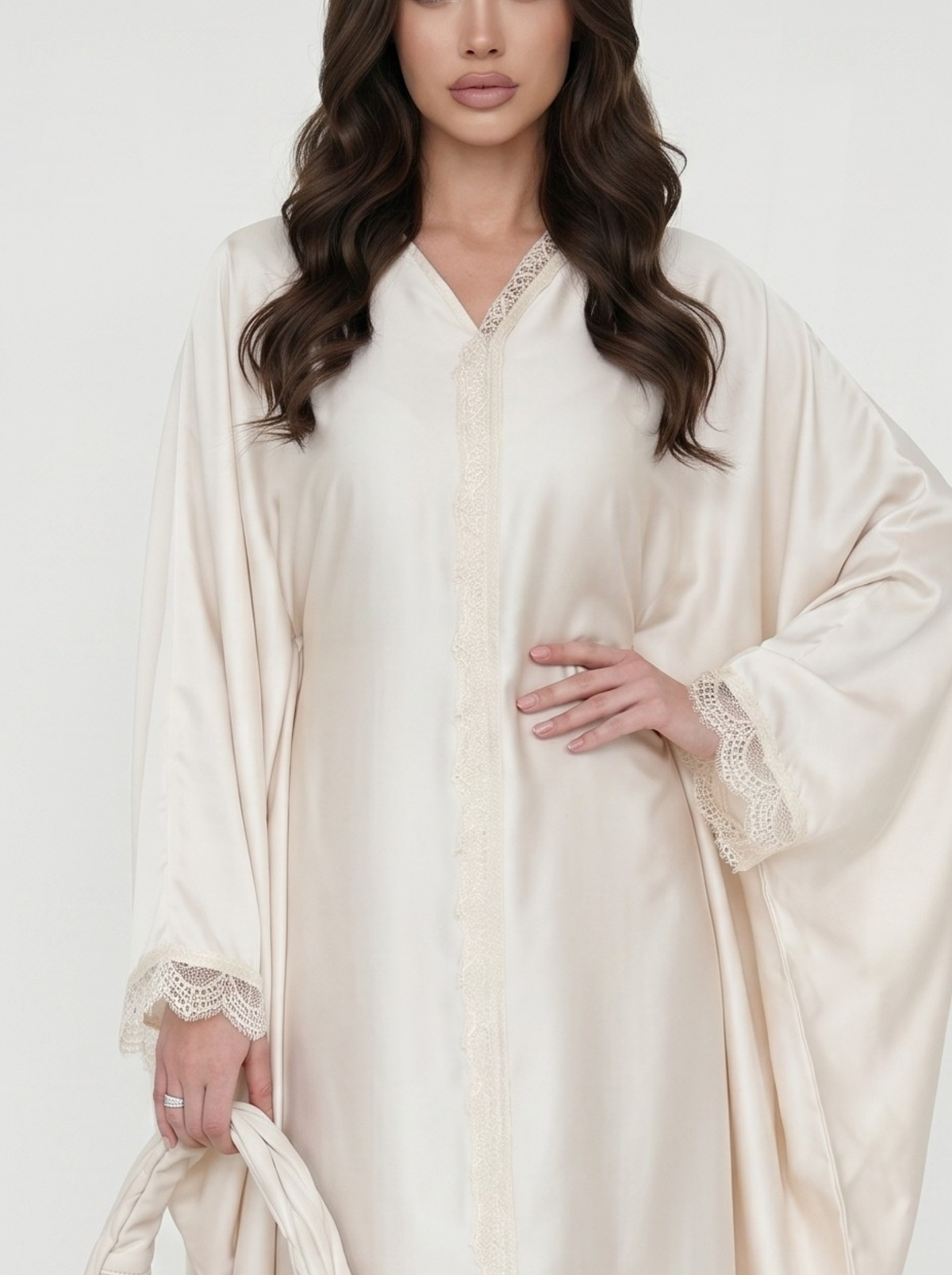 Robe longue satinée à manches papillon et dentelle — Emma
