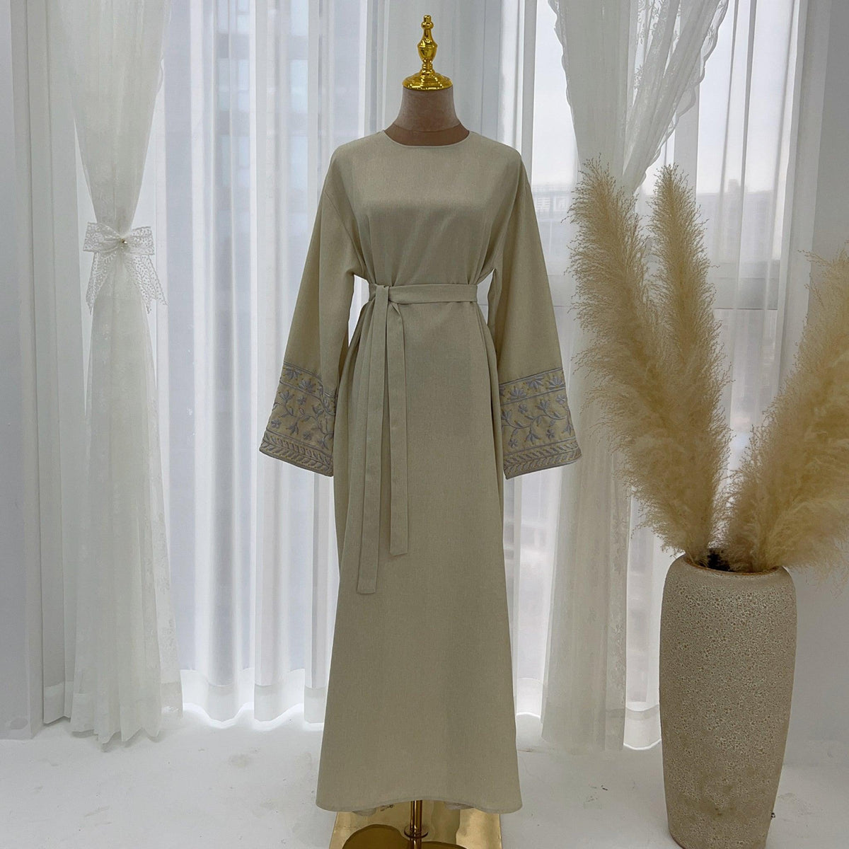 Robe longue brodée manches larges — Zahia