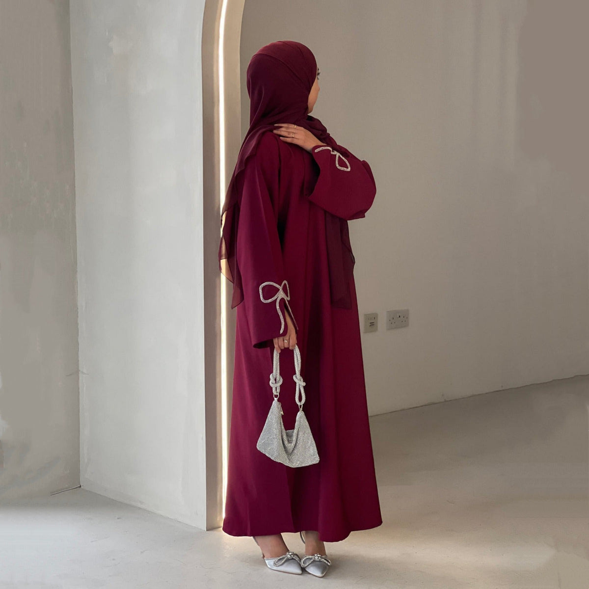 Robe longue ornée de nœuds brodés aux manches — Jeanne