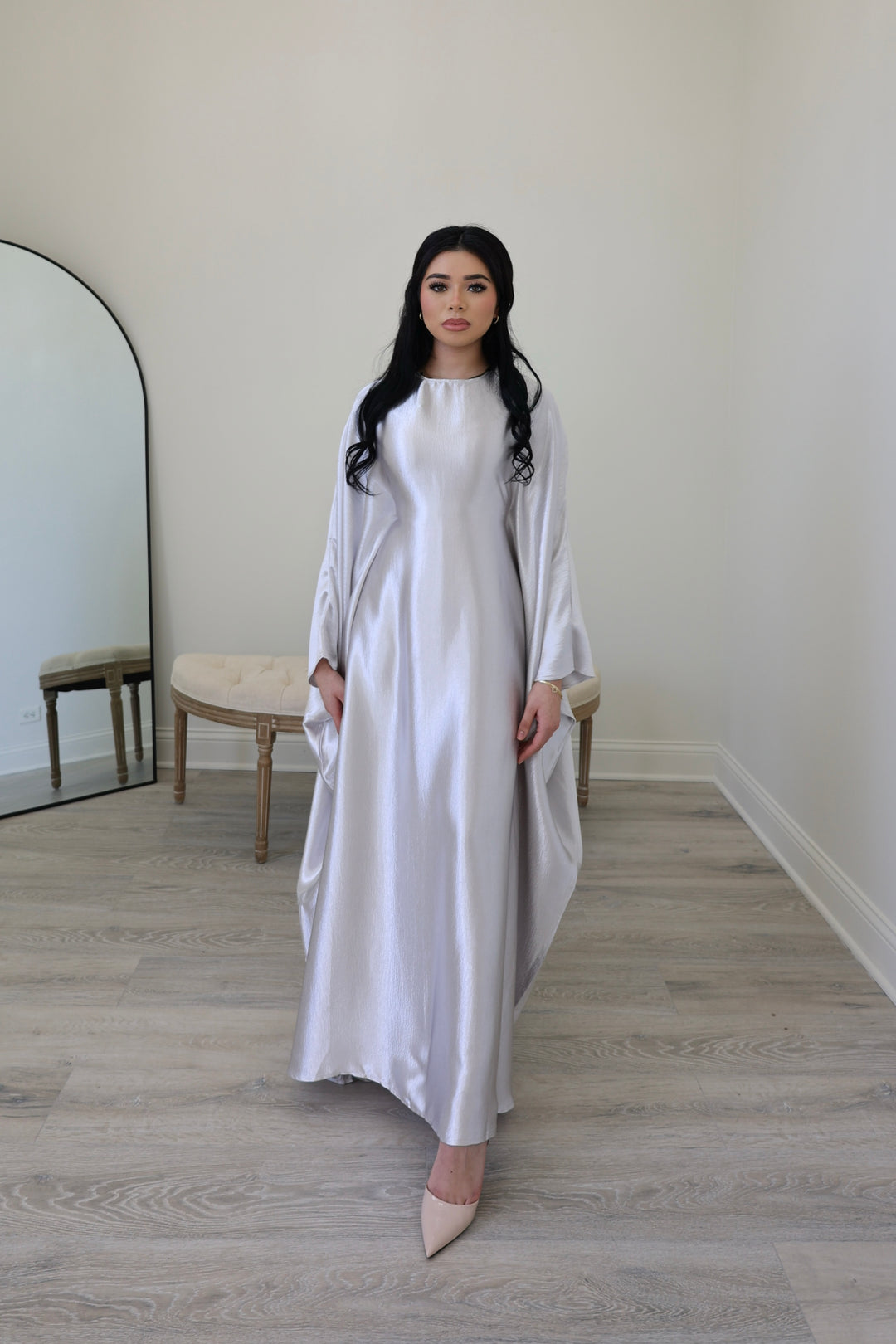 Robe longue satinée manches papillon — Sophie