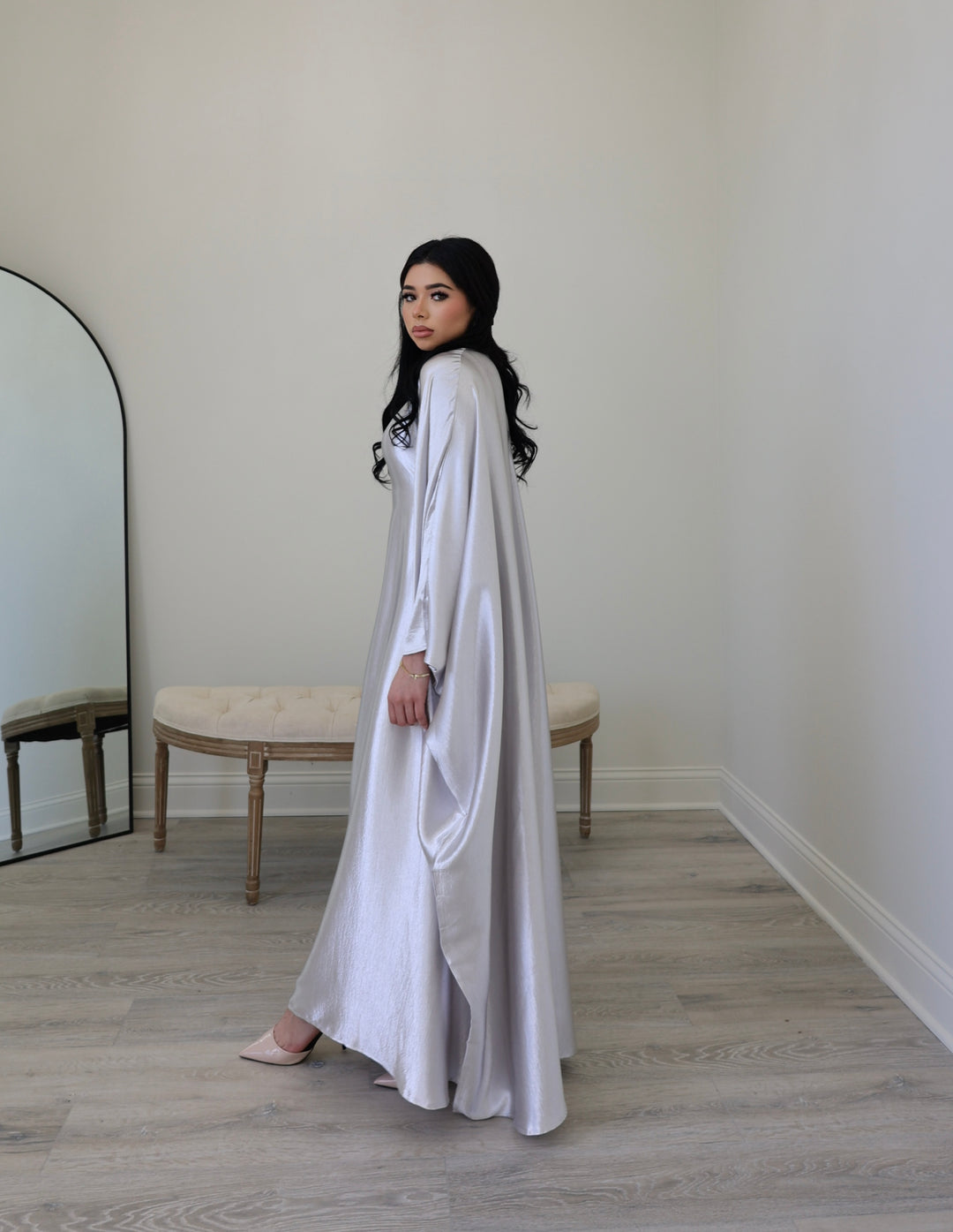 Robe longue satinée manches papillon — Sophie