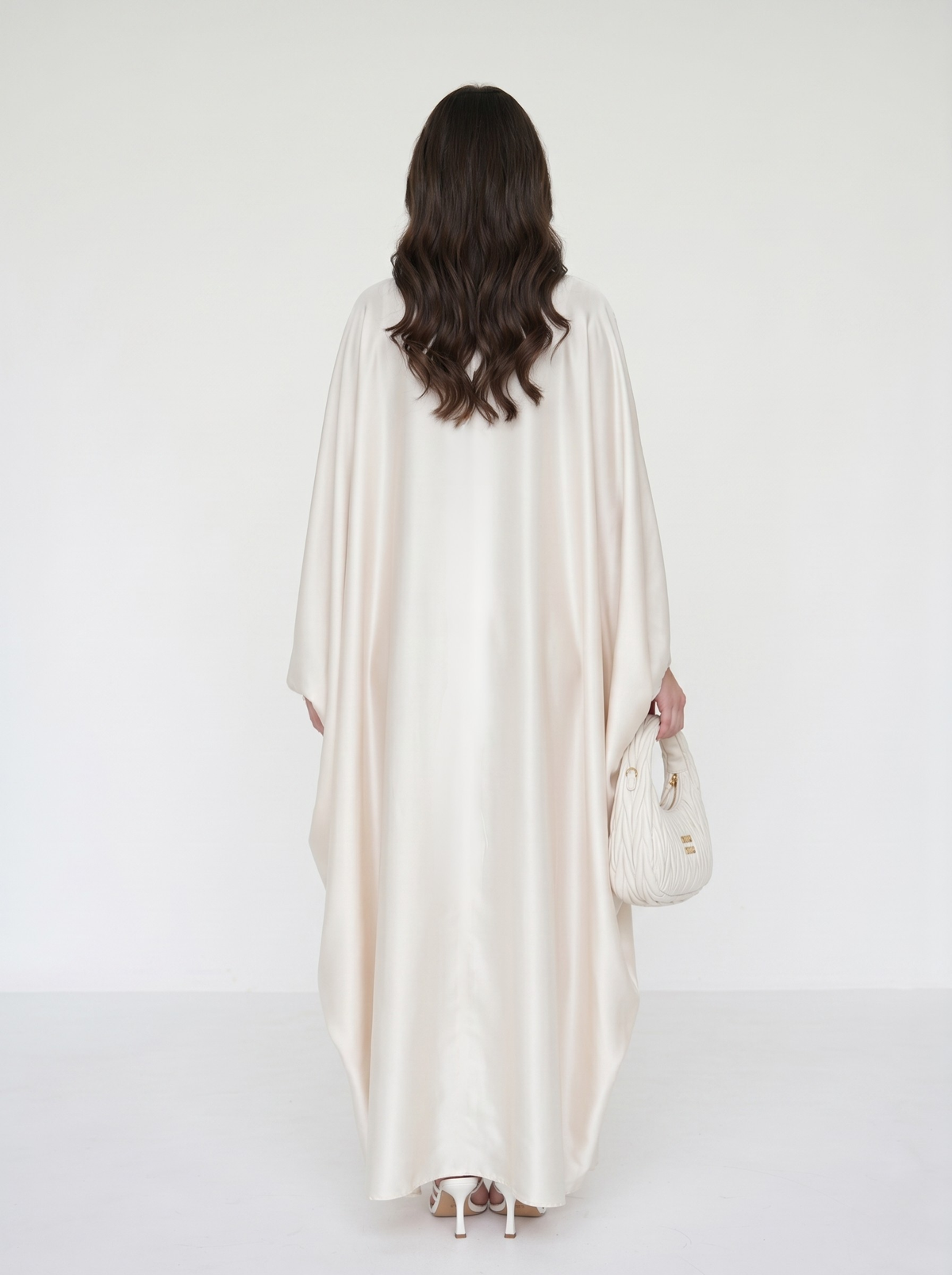 Robe longue satinée à manches papillon et dentelle — Emma