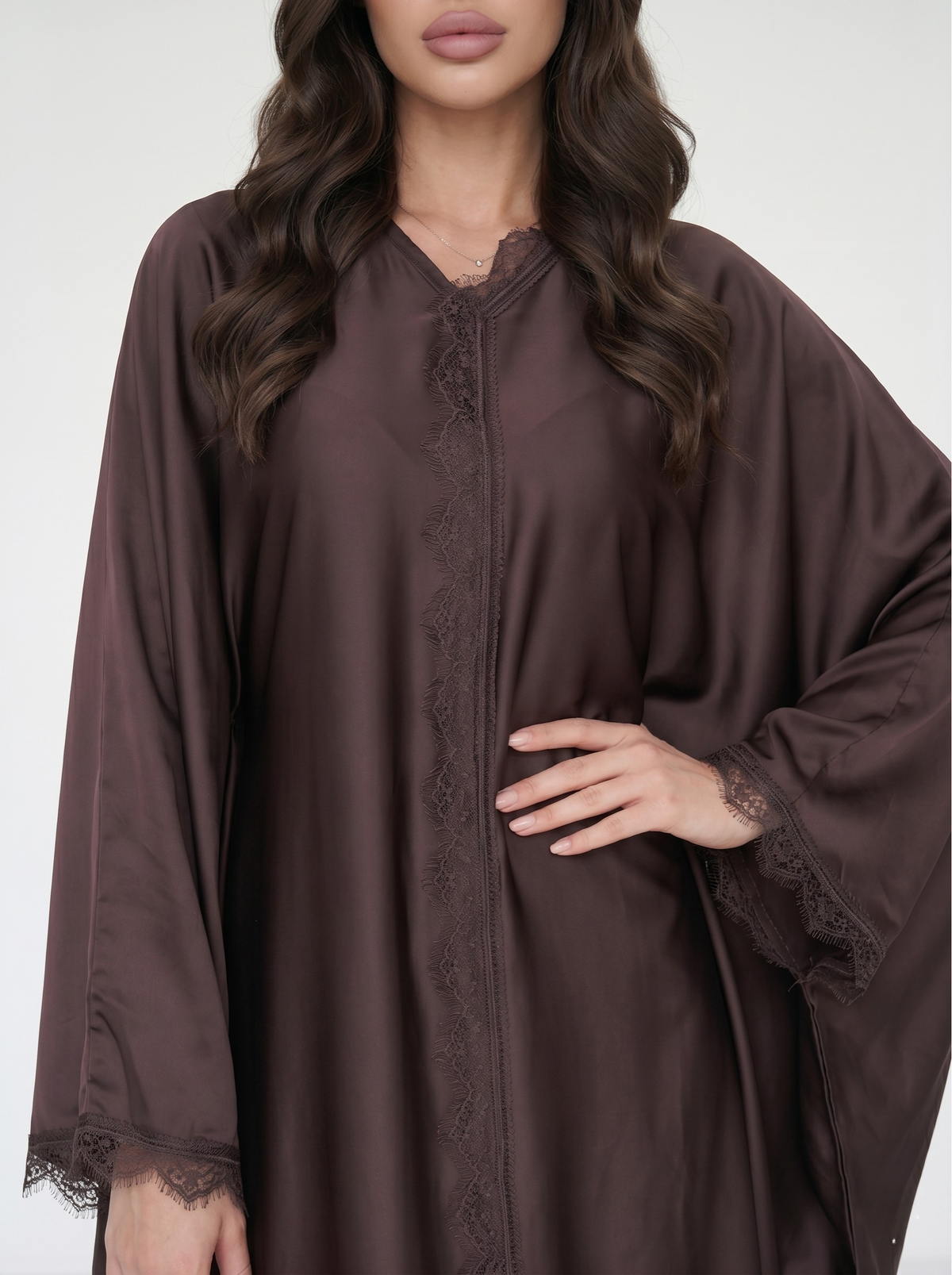 Robe longue satinée à manches papillon et dentelle — Emma