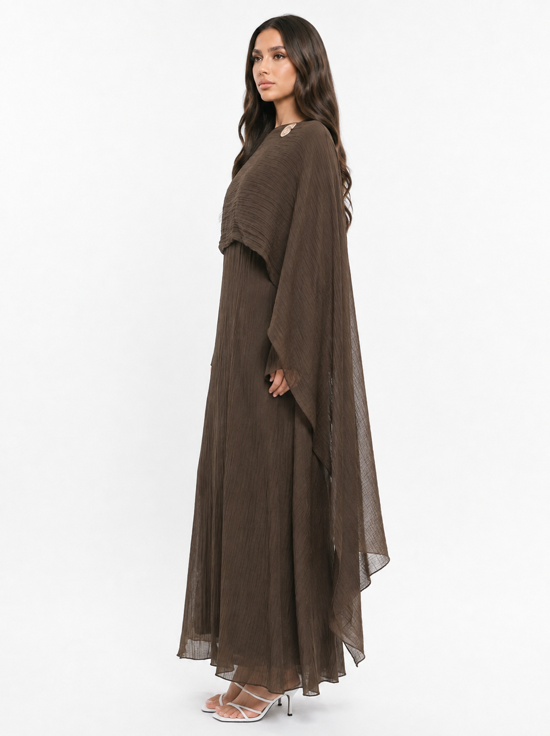 Robe longue fluide à broche dorée — Lamia