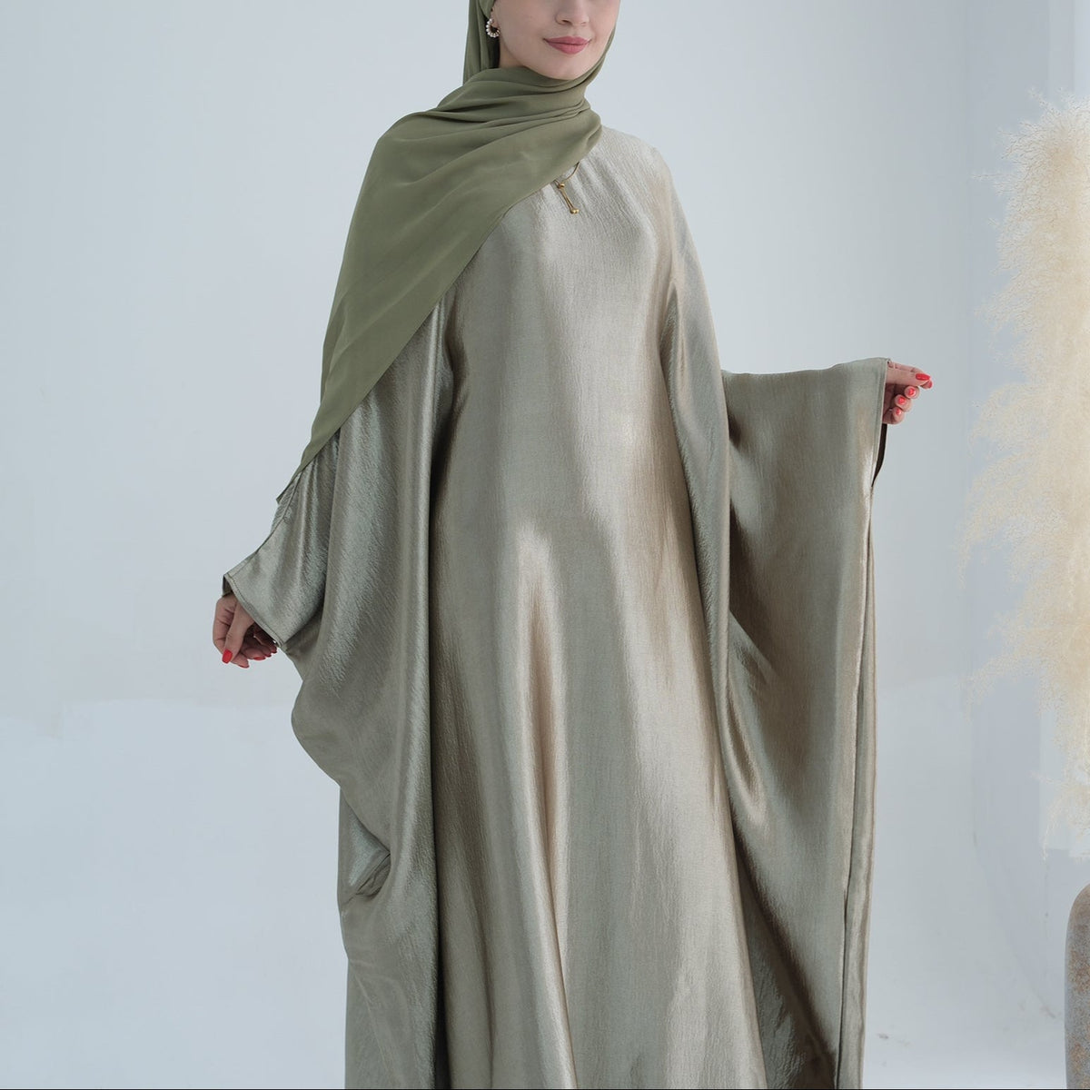 Robe longue satinée manches papillon — Sophie
