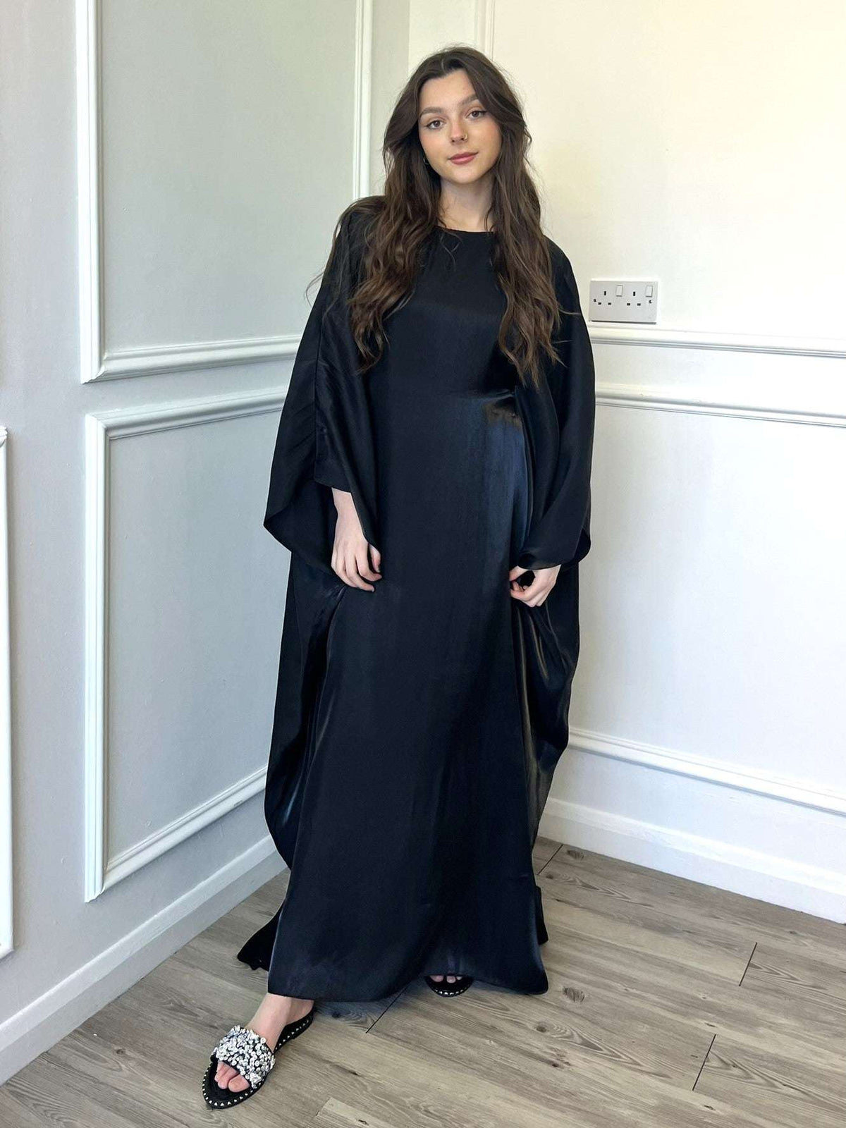 Robe longue satinée manches papillon — Ghizlane
