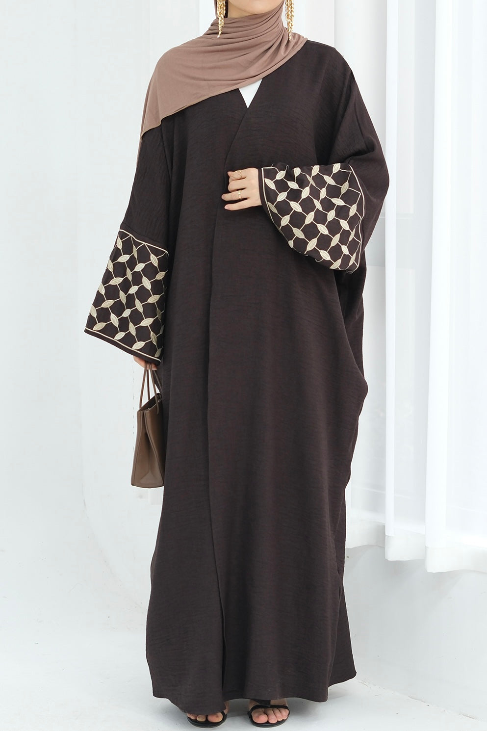 Robe longue brodée aux poignets ouverte — Hafsa