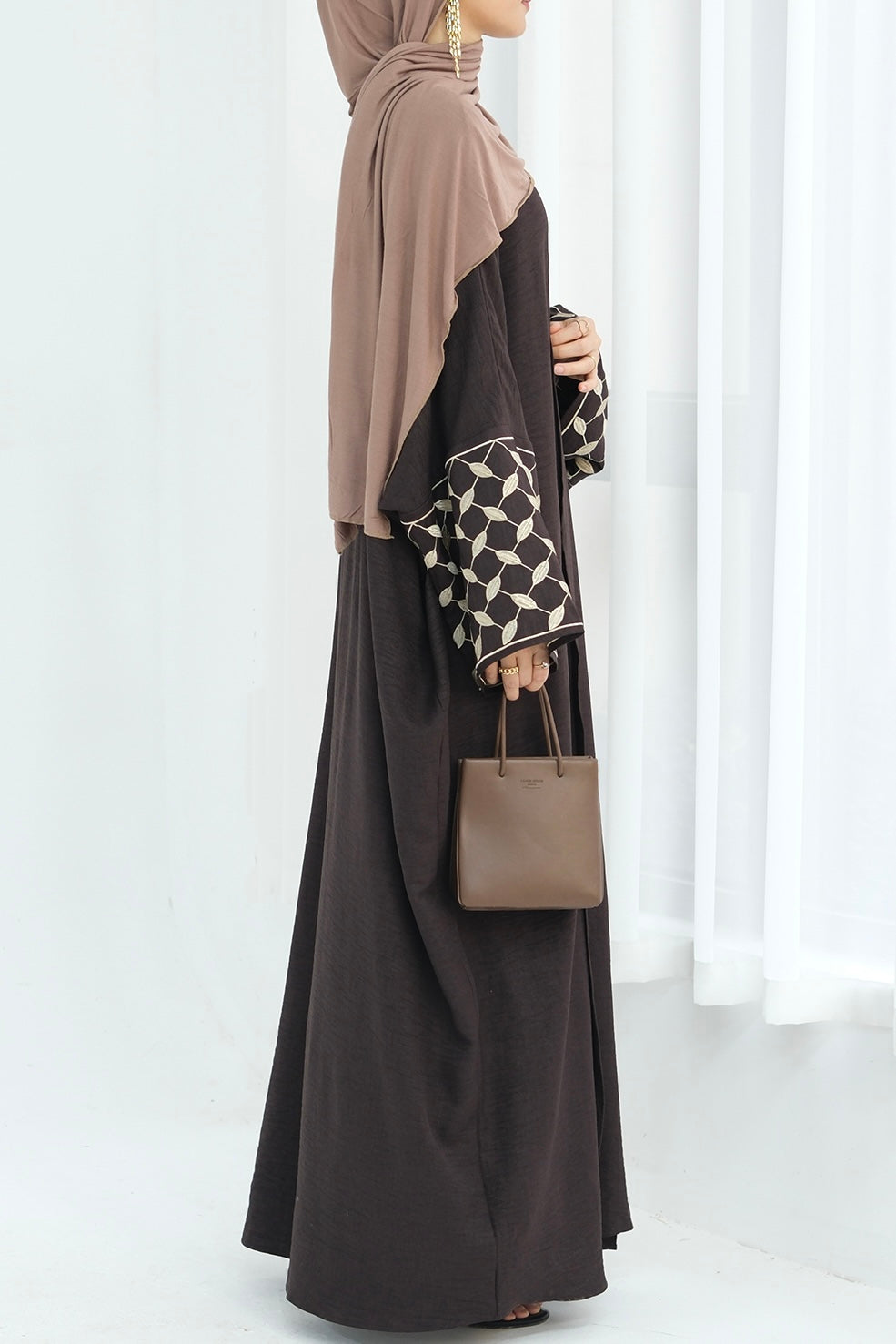 Robe longue brodée aux poignets ouverte — Hafsa