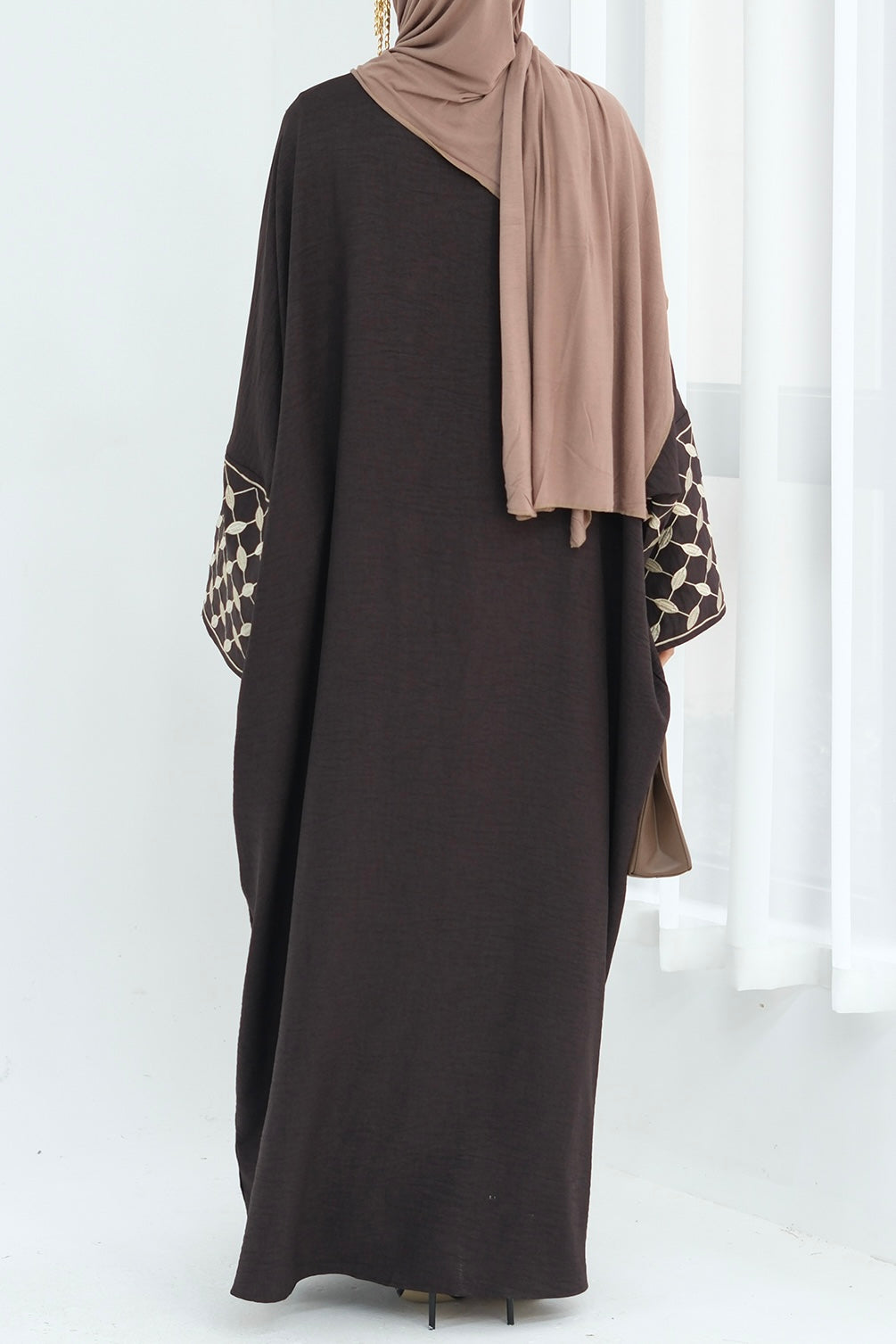Robe longue brodée aux poignets ouverte — Hafsa