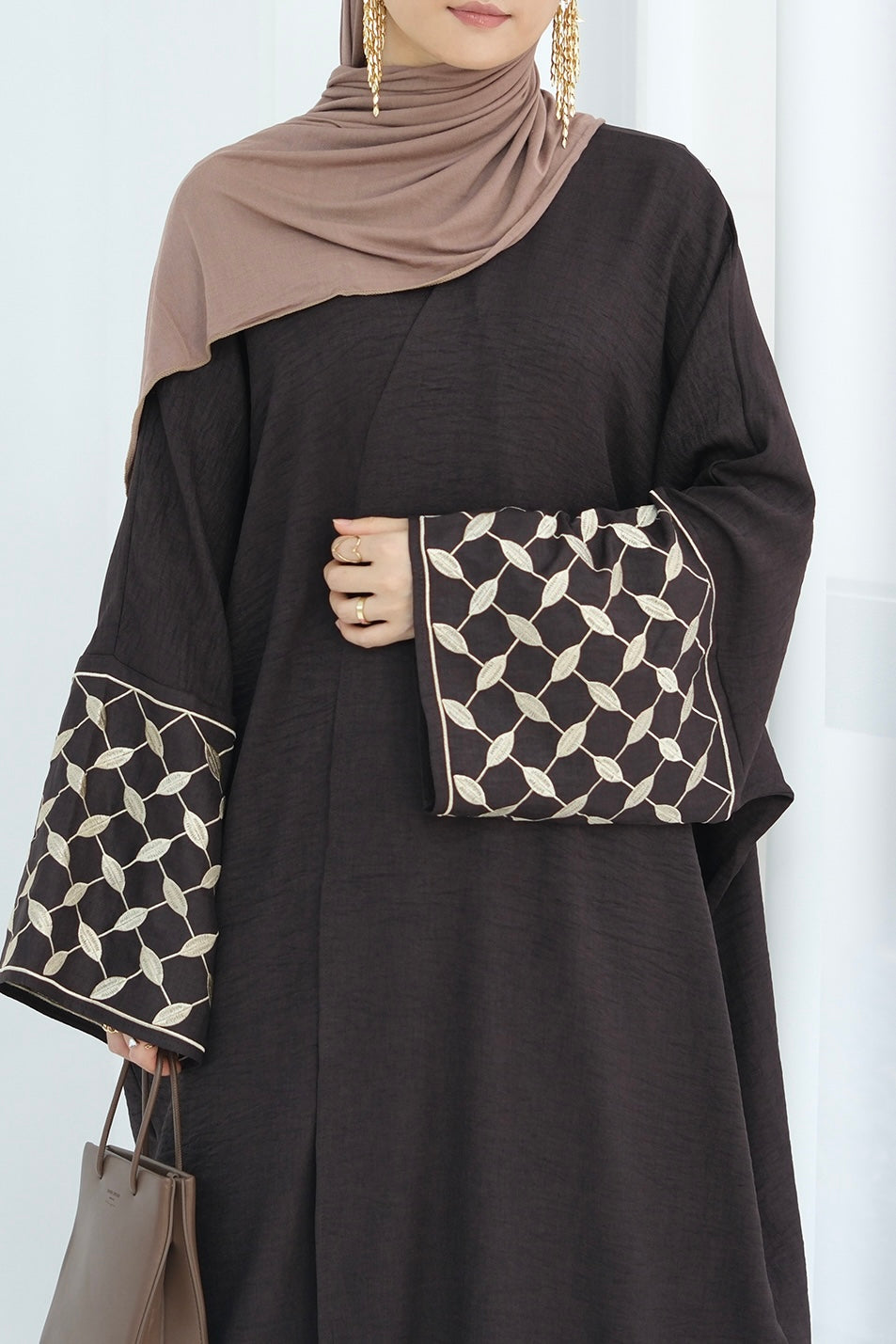 Robe longue brodée aux poignets ouverte — Hafsa