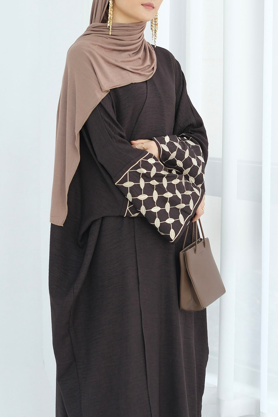 Robe longue brodée aux poignets ouverte — Hafsa