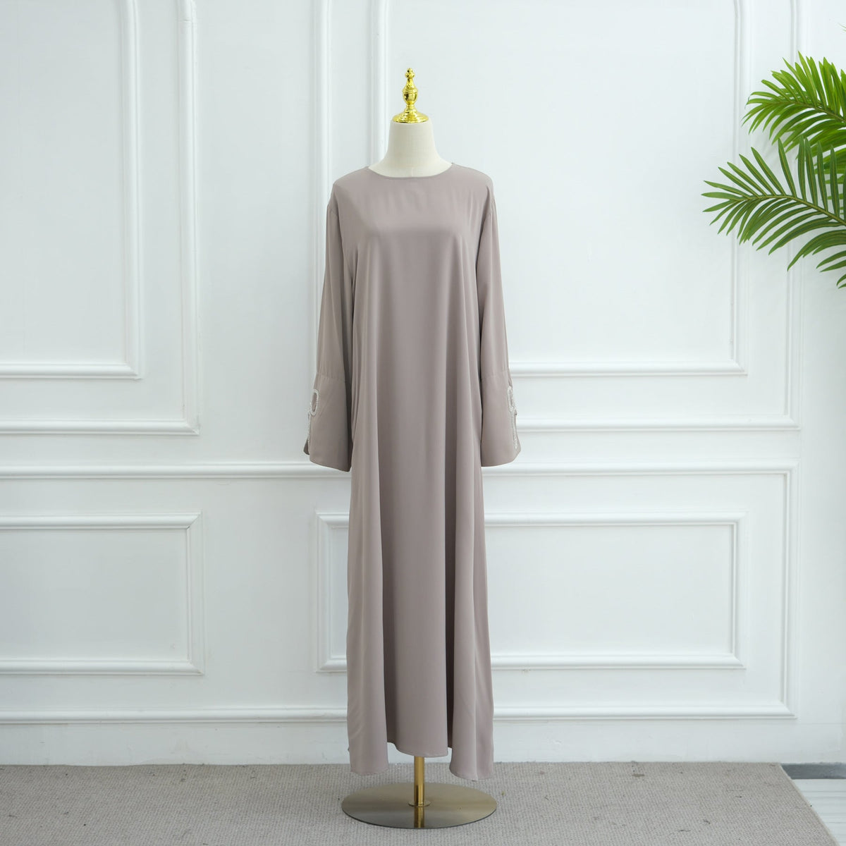 Robe longue ornée de nœuds brodés aux manches — Jeanne