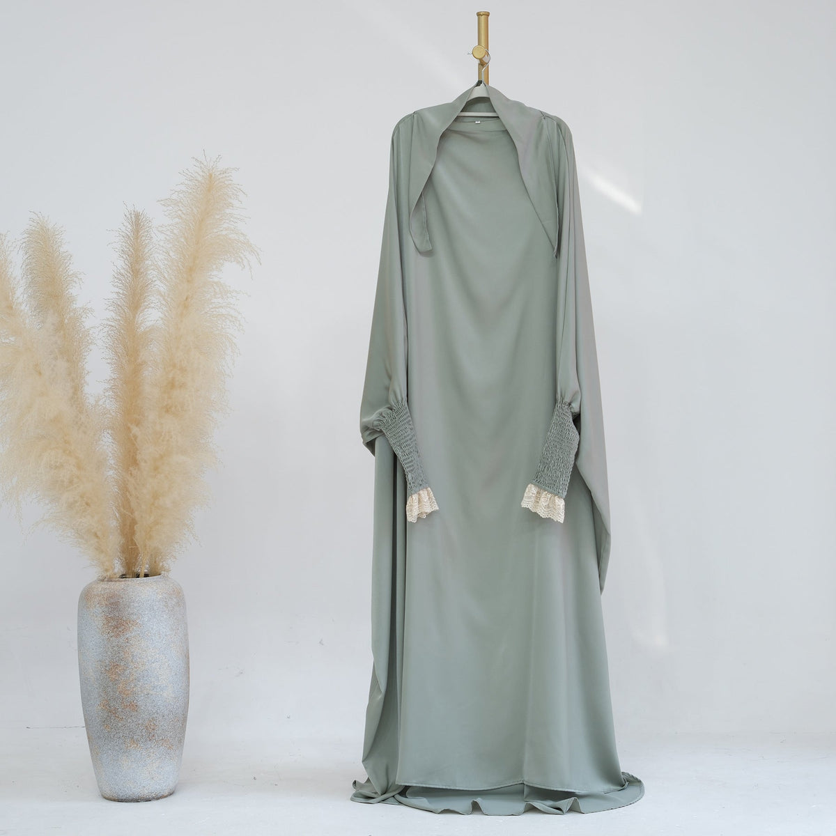 Robe longue fluide à poignets en dentelle — Louise