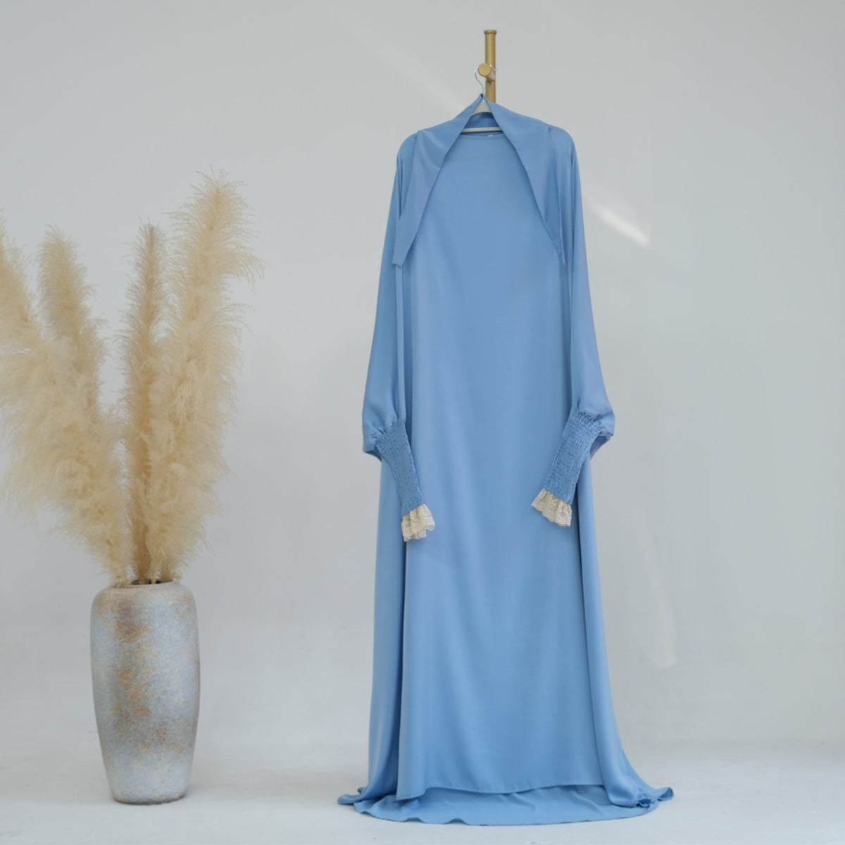 Robe longue fluide à poignets en dentelle — Louise