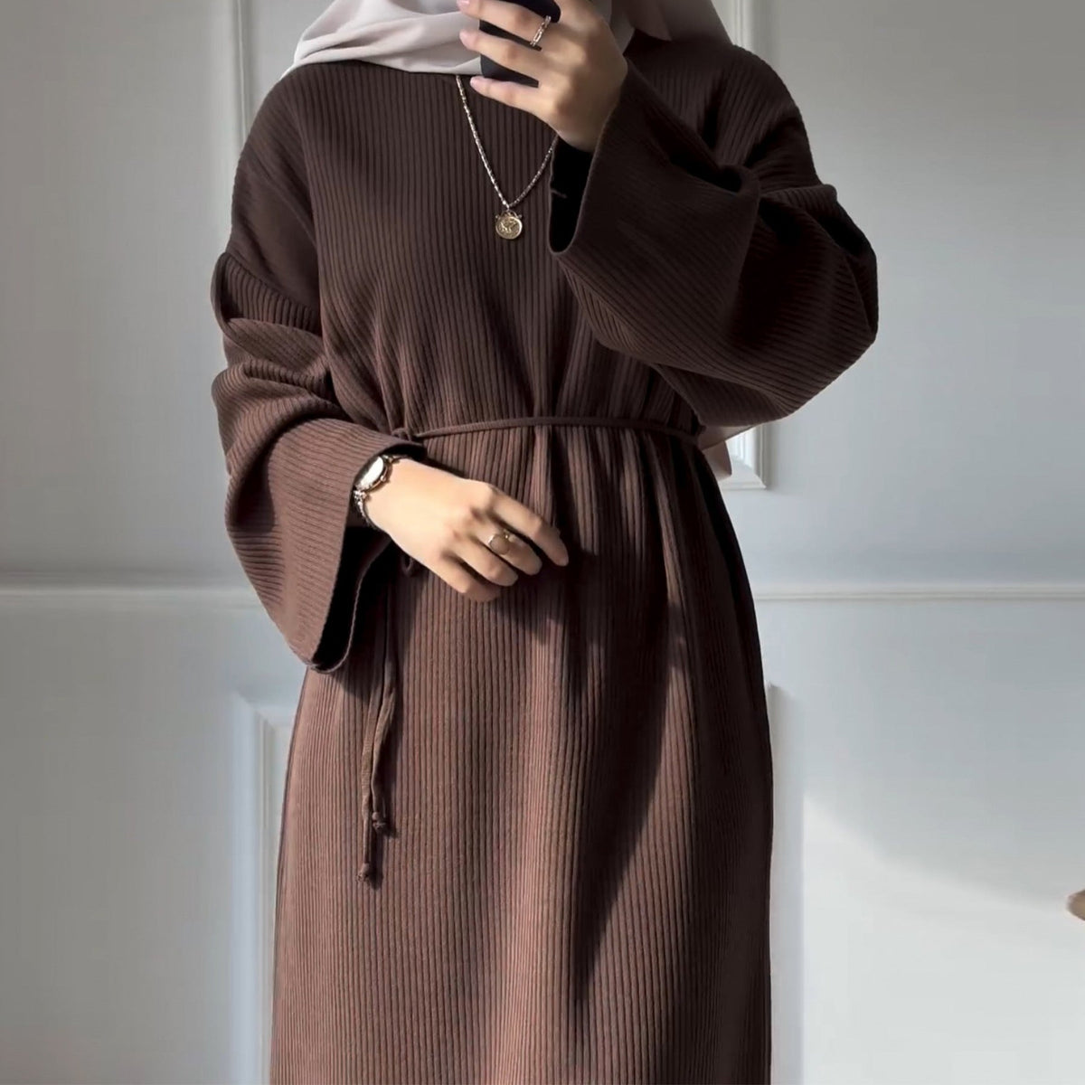 Robe longue côtelée ceinturée manches amples — Safia
