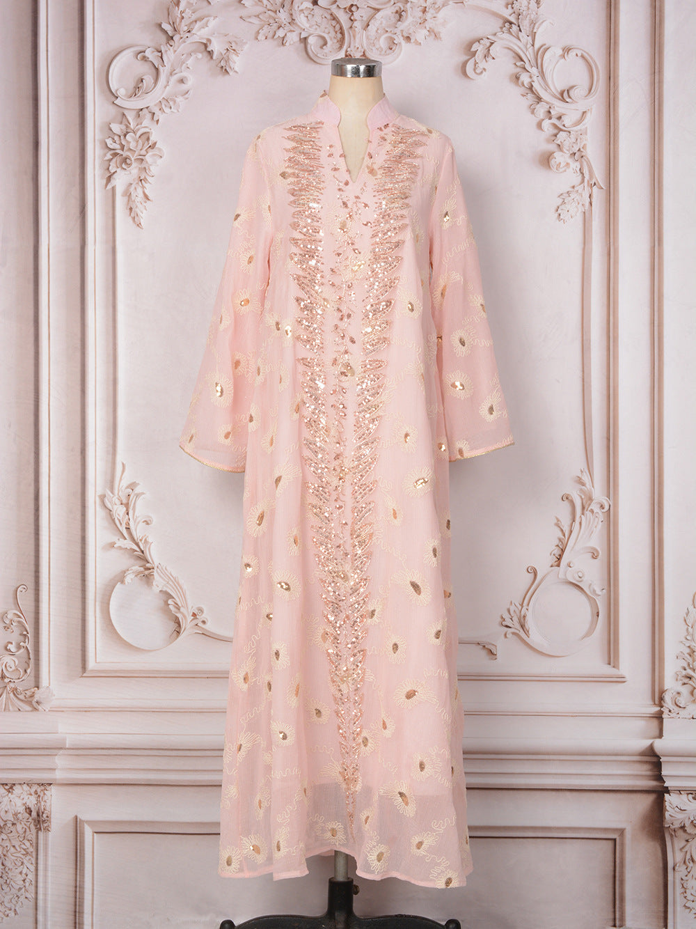 Kaftan brodé à sequins rose poudré — Chahinez