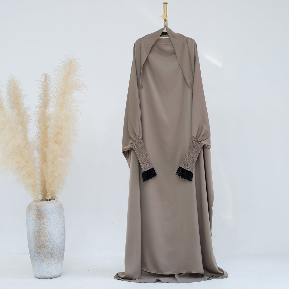 Robe longue fluide à poignets en dentelle — Louise