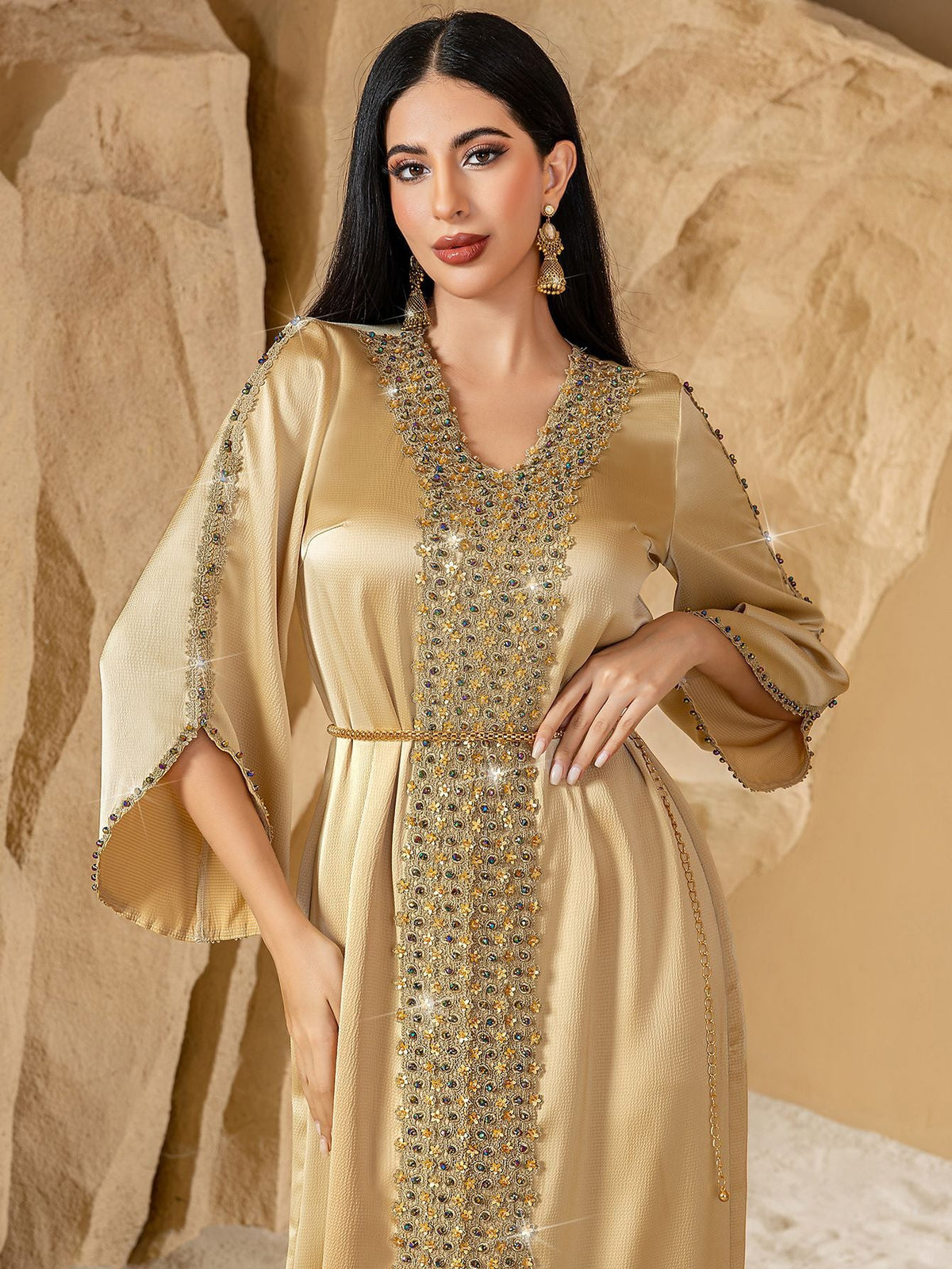 Robe longue brodée & ornée de perles – Zakia